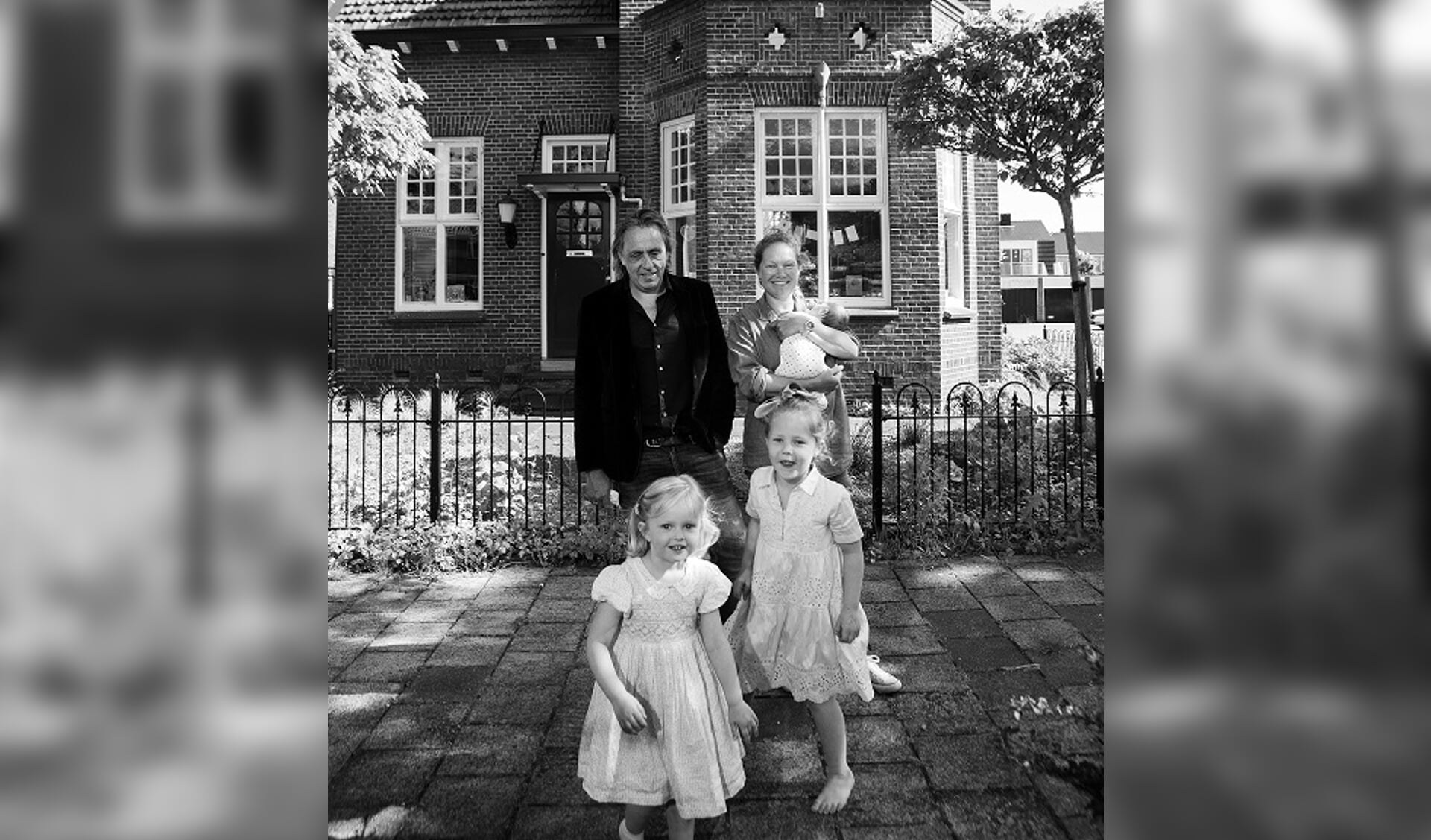 • Marcel van Roosmalen en Eva Hoeke met hun drie dochters. 