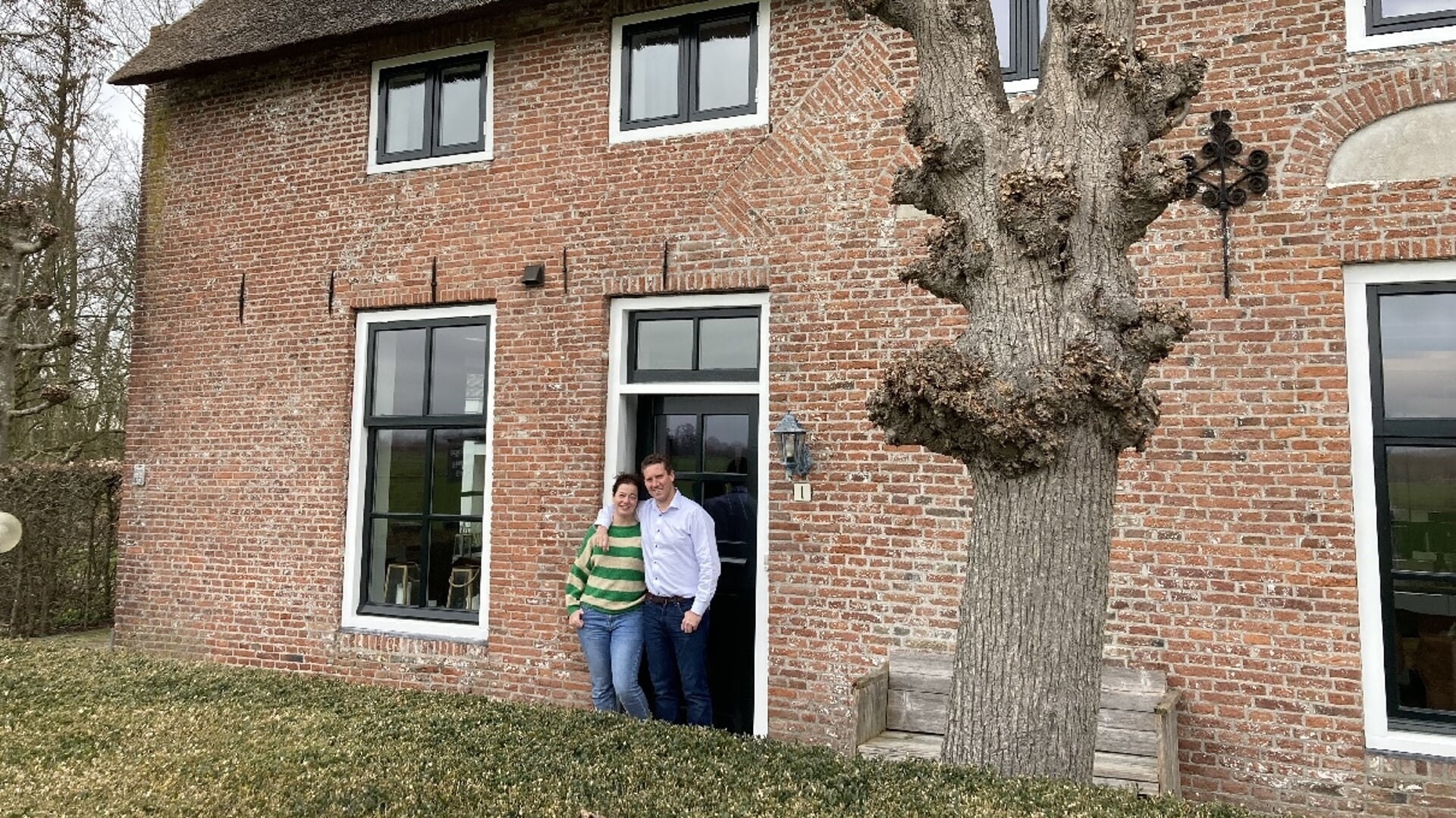 • Laura van Werven en Thomas Toxopeus voor hun huis aan de Helsdingse Voorweg.