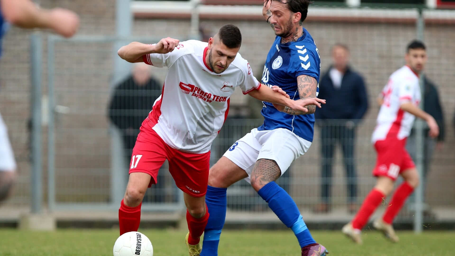 • Benjamin Meijdam aan de bal tegen Schelluinen (1-0).