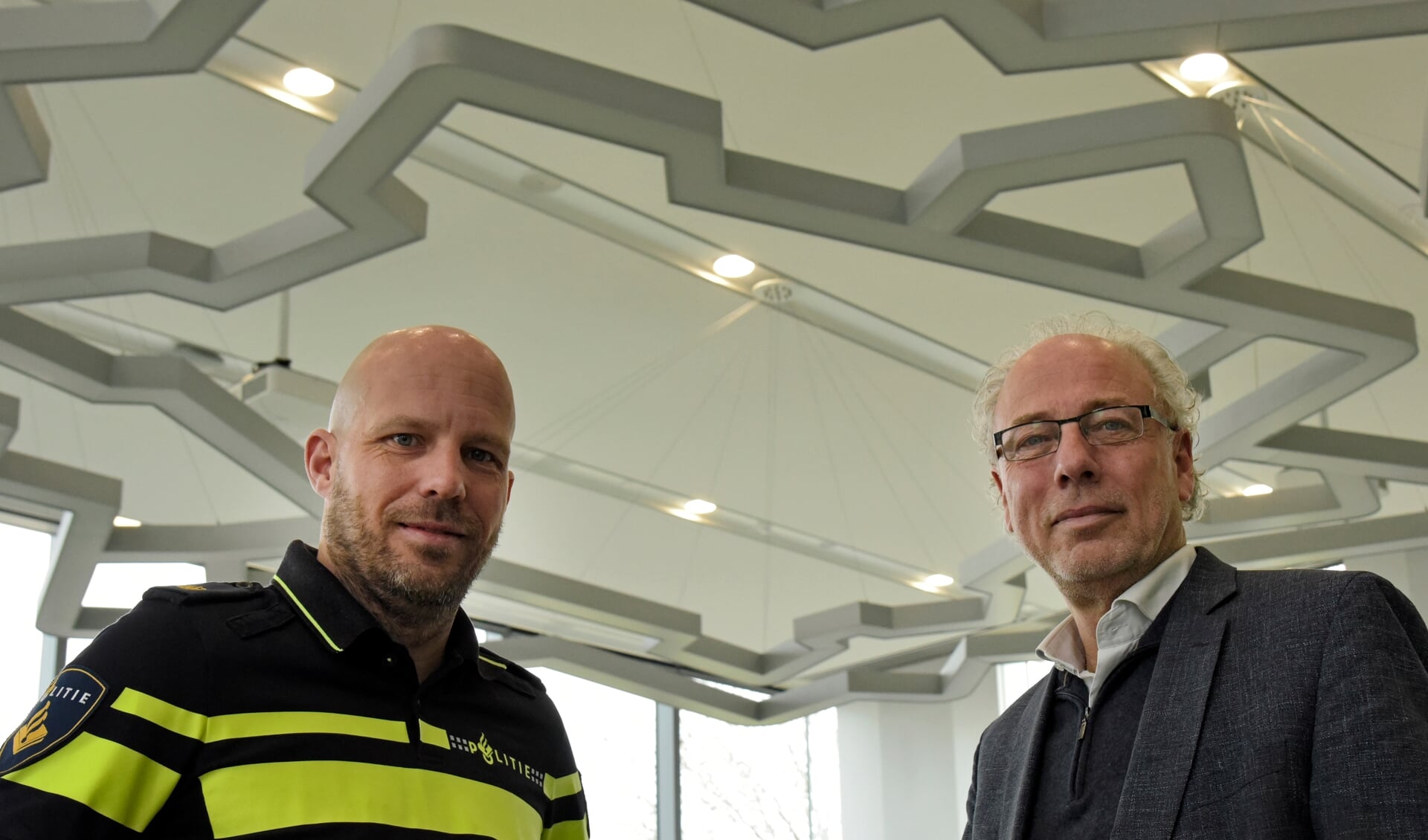 • Wijkagent Jeroen van Beek en burgemeester Victor Molkenboer over ondermijning.