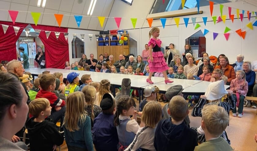 Kinderen groep 3 en 4 van De Hoeksteen in Giessenburg lopen modeshow