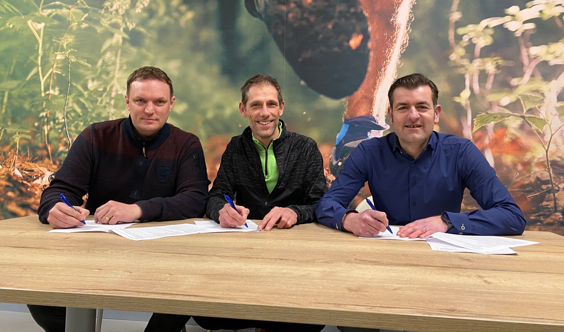 Arie den Hartog (Airteq), Cornelis Visser (atletiekvereniging Statina) en Pim van Veen (Pim van Veen Makelaardij) bezegelen de samenwerking