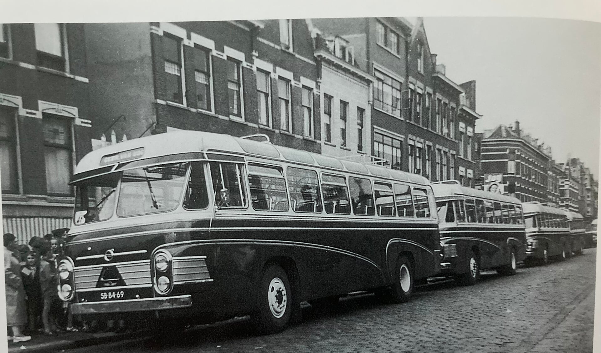 • Bussen van Van Gog in de Lusthofstraat in Rotterdam