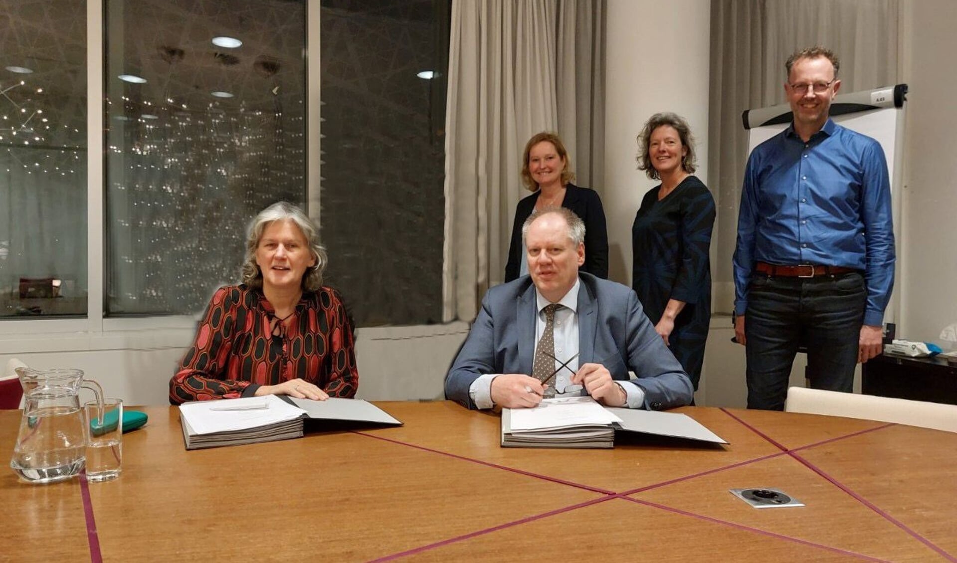 • Wethouder Marieke Schouten (l) en directievoorzitter van Woonin Henk Peter Knip (r) tekenden de overeenkomst.