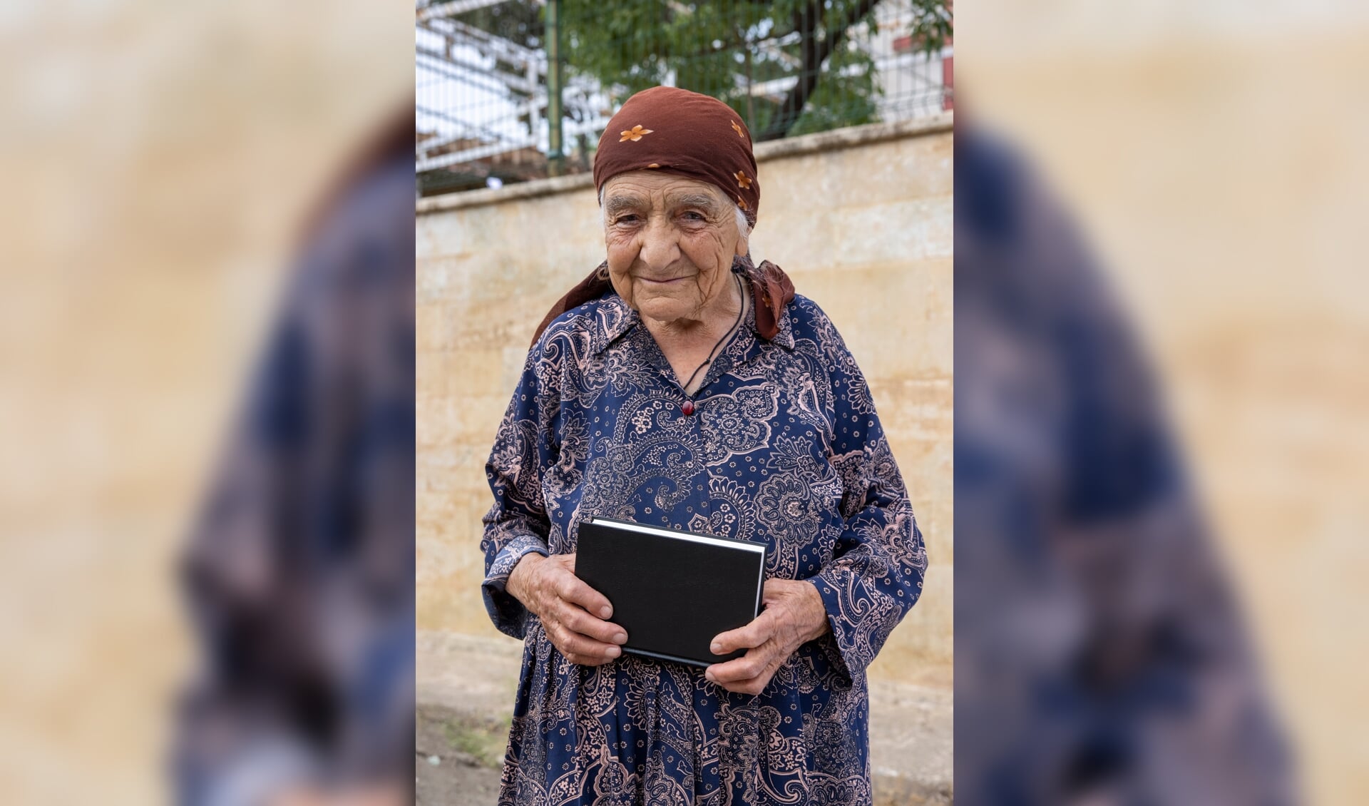 • Een Iraakse vrouw met een bijbel.