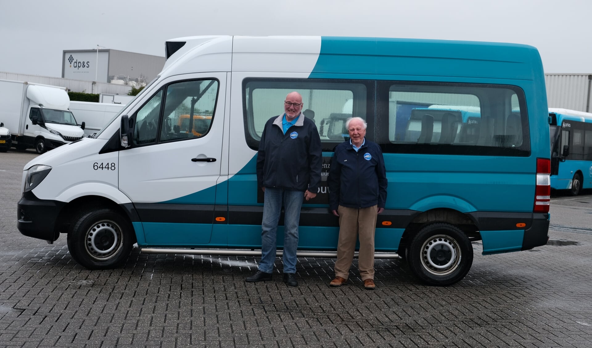 • Voorzitter Hans en coördinator Jaap voor één van de streekvervoerbussen die Arriva faciliteert. 