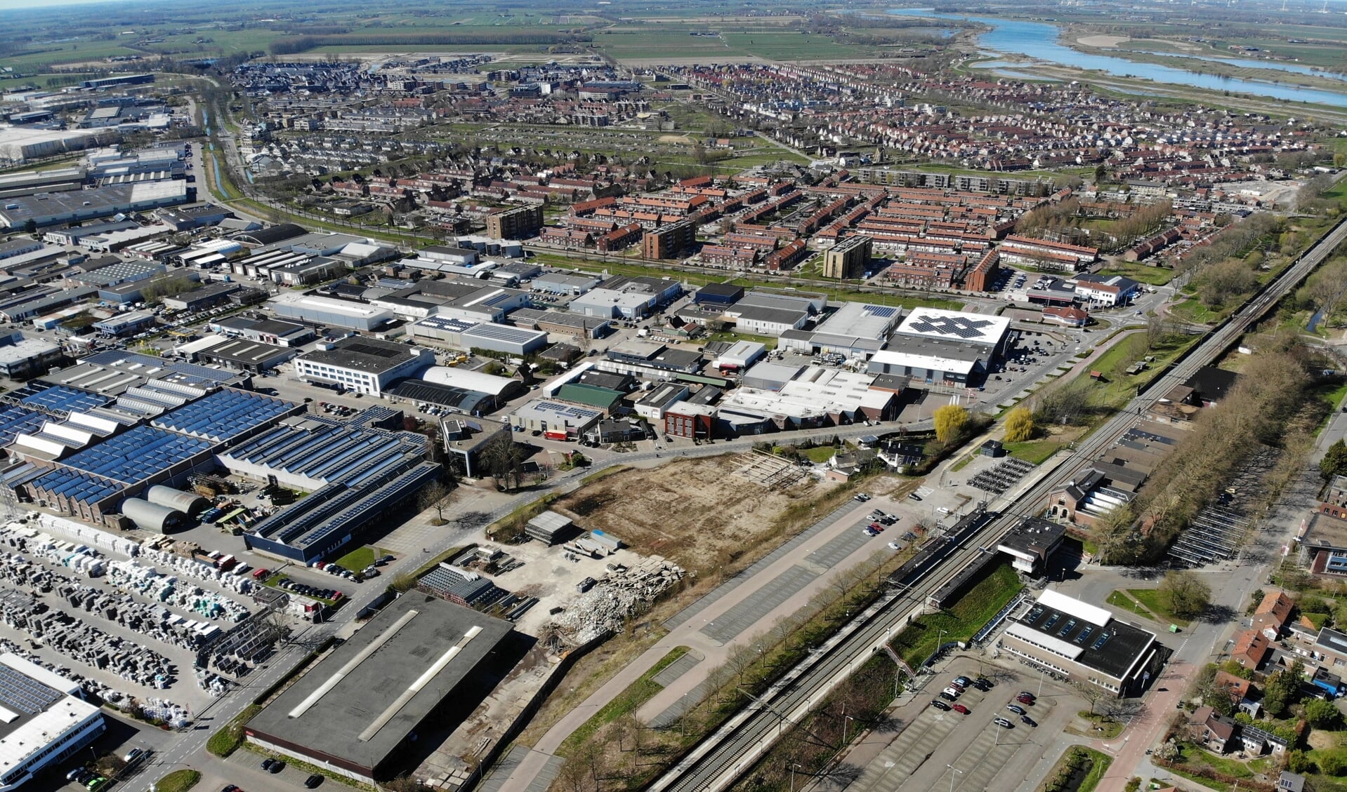 • Een luchtfoto van de Stationsomgeving in Culemborg. 