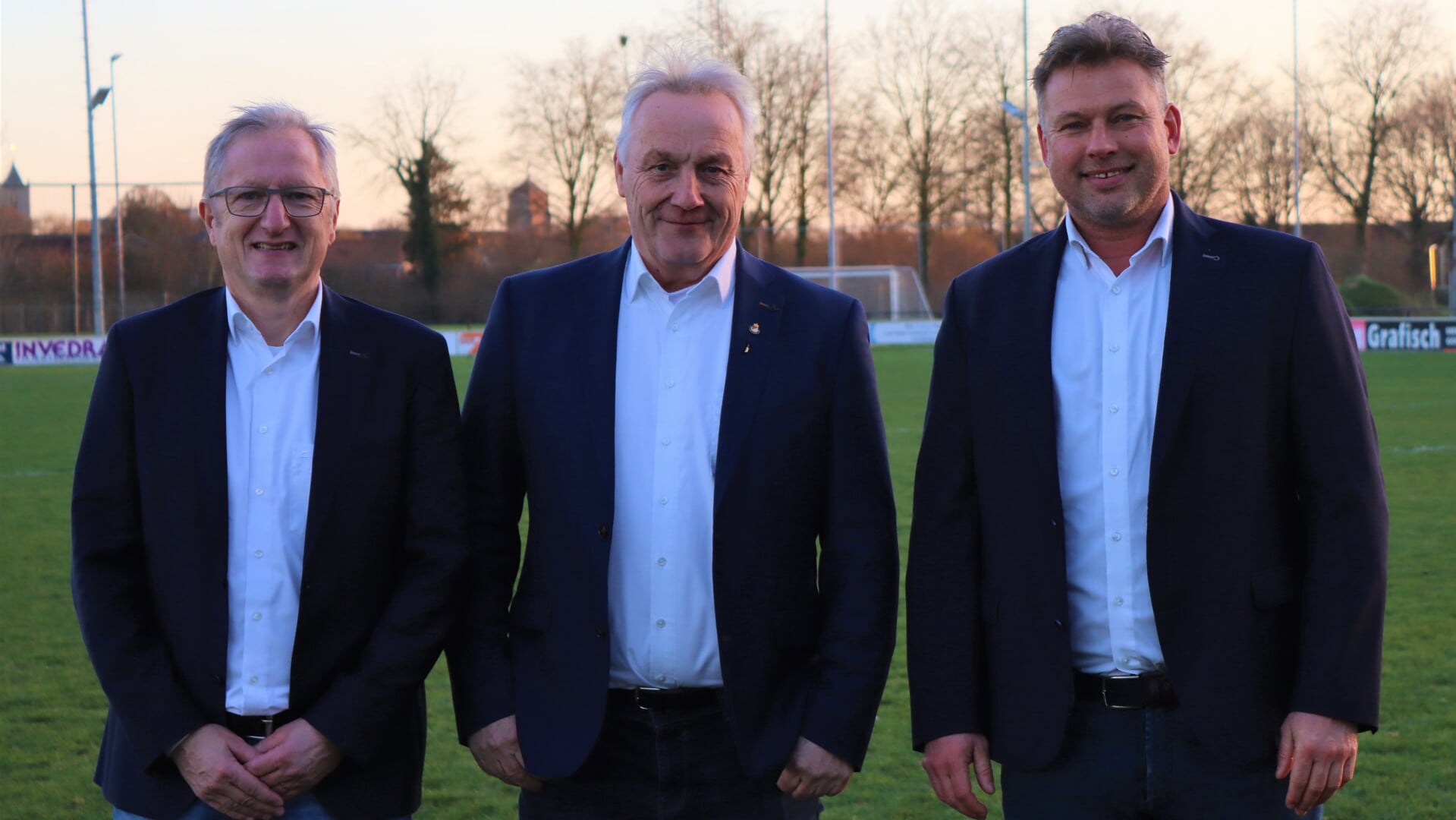 • Het trainersduo Hans van de Haar (rechts) en Eric Meijers (links) met TEC-voorzitter Johan Verweij.