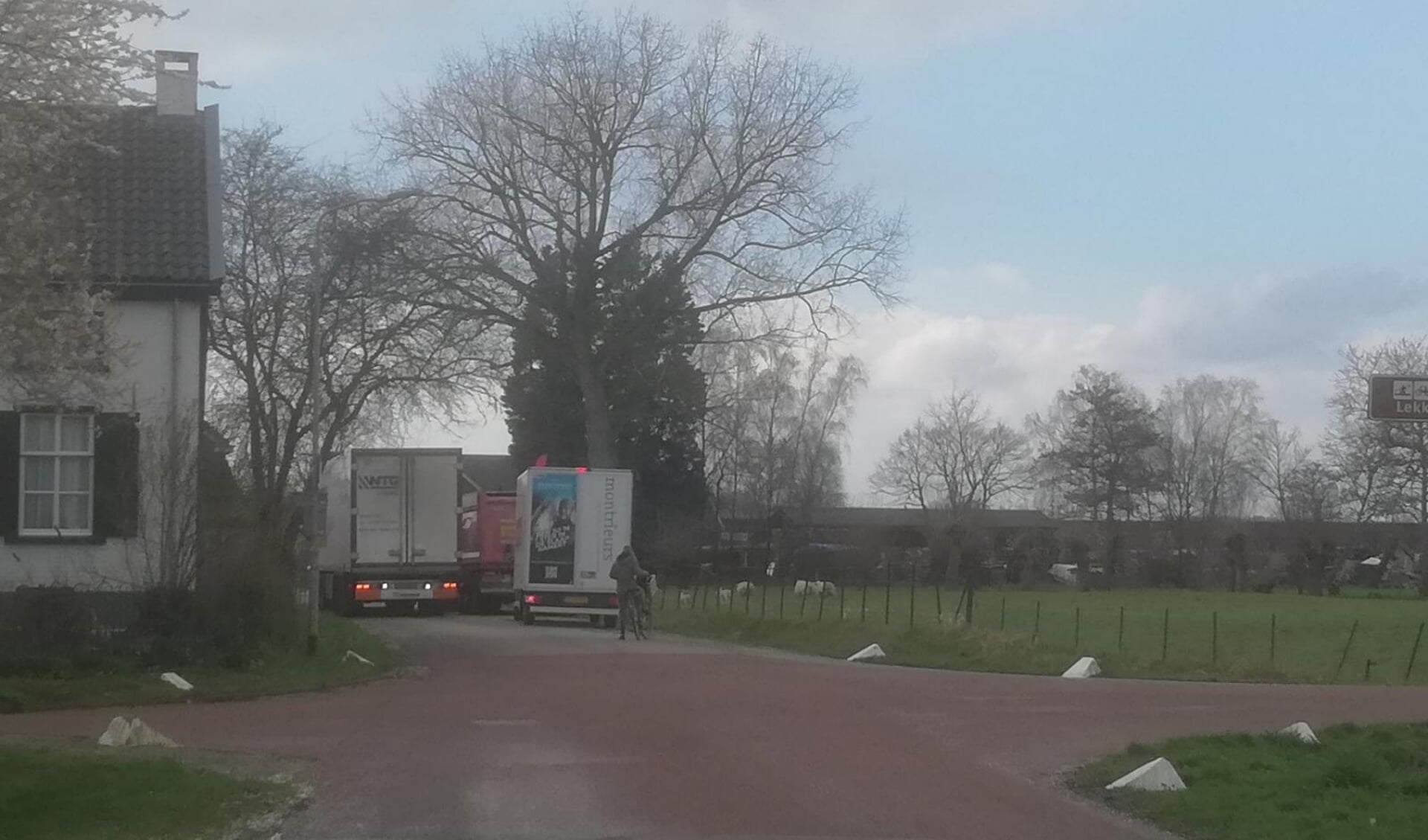 • Een vrachtauto rijdt zich vast in de Molenkampstraat in Enspijk. 