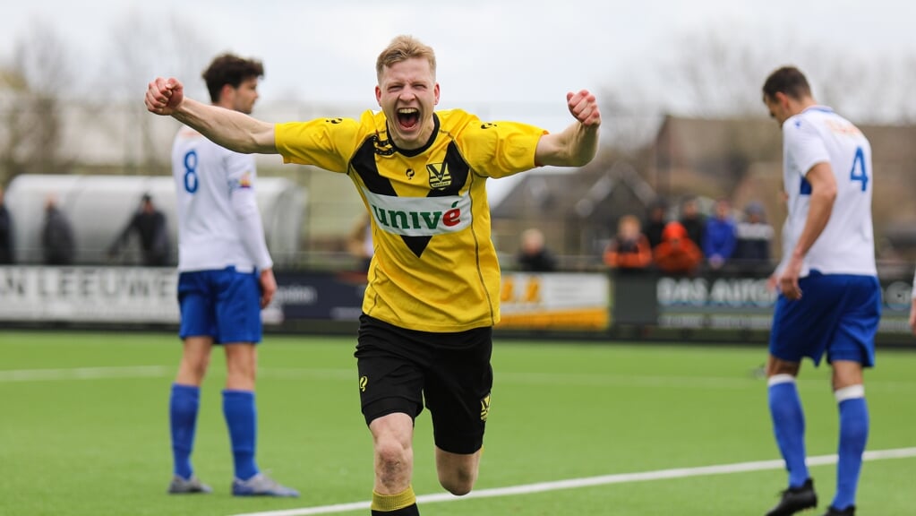 • Doelpuntenmaker Luuk van der Leun viert de 2-1 van SV Meerkerk in de derby tegen Ameide.