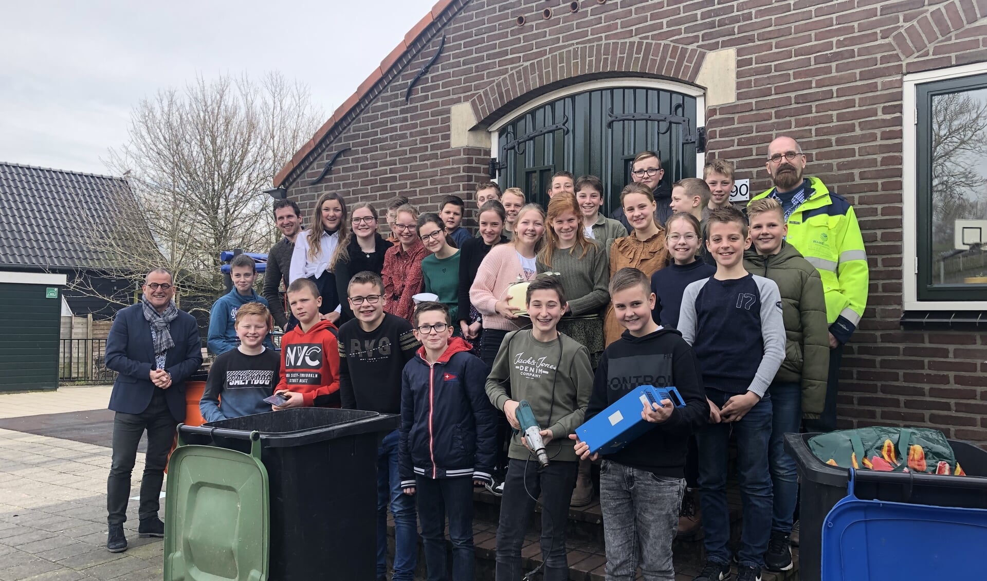 Wethouder Johan Quik gaf donderdag 16 maart het startsein van de E-Waste Race op de School met de Bijbel in Streefkerk 