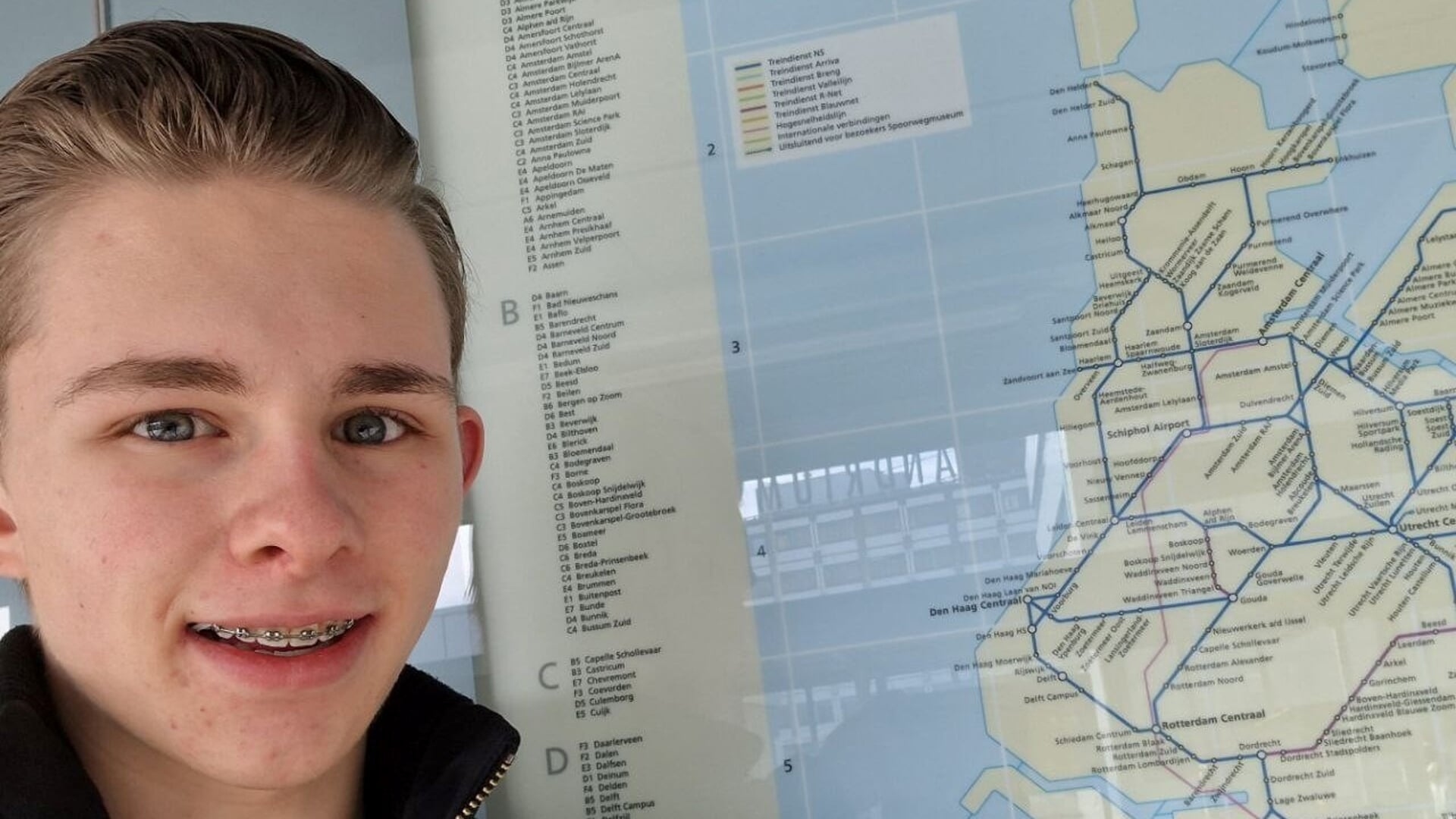 • Ivo van der Tol bij een kaart van de NS. 