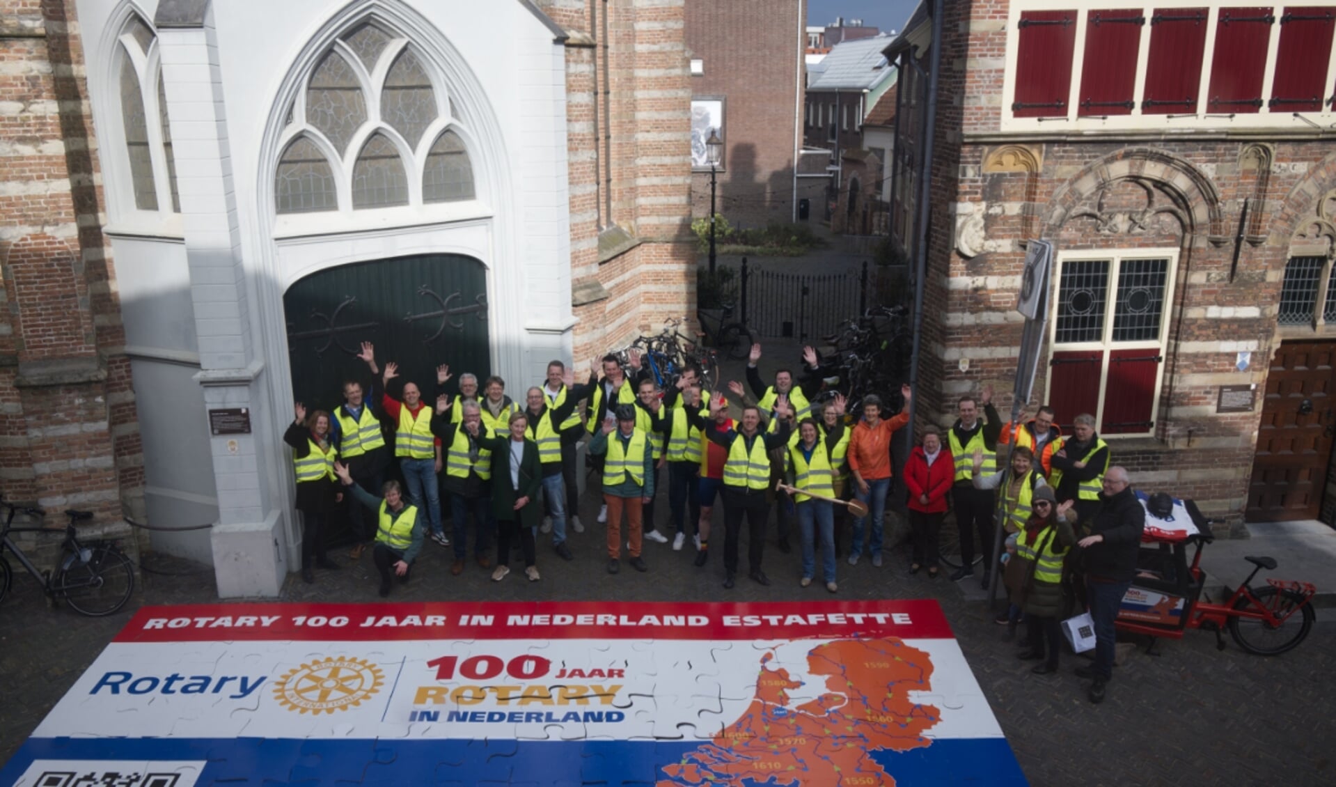 • Rotary-leden fietsten met de puzzel en de Rotary-bakfiets naar Bodegraven. 