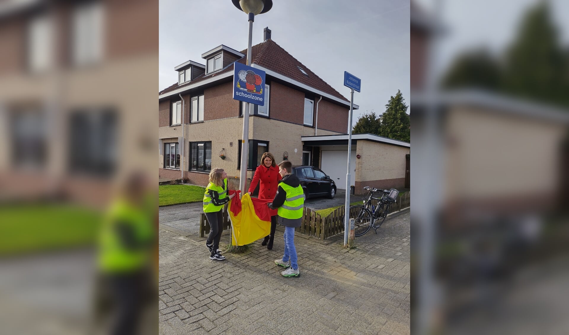 • Wethouder Monica Wichgers krijgt hulp van twee schoolkinderen.