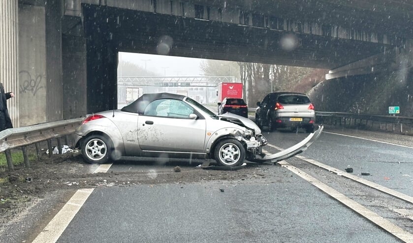 Auto Vliegt Uit De Bocht Op A15 Bij Alblasserdam - Oozo.nl