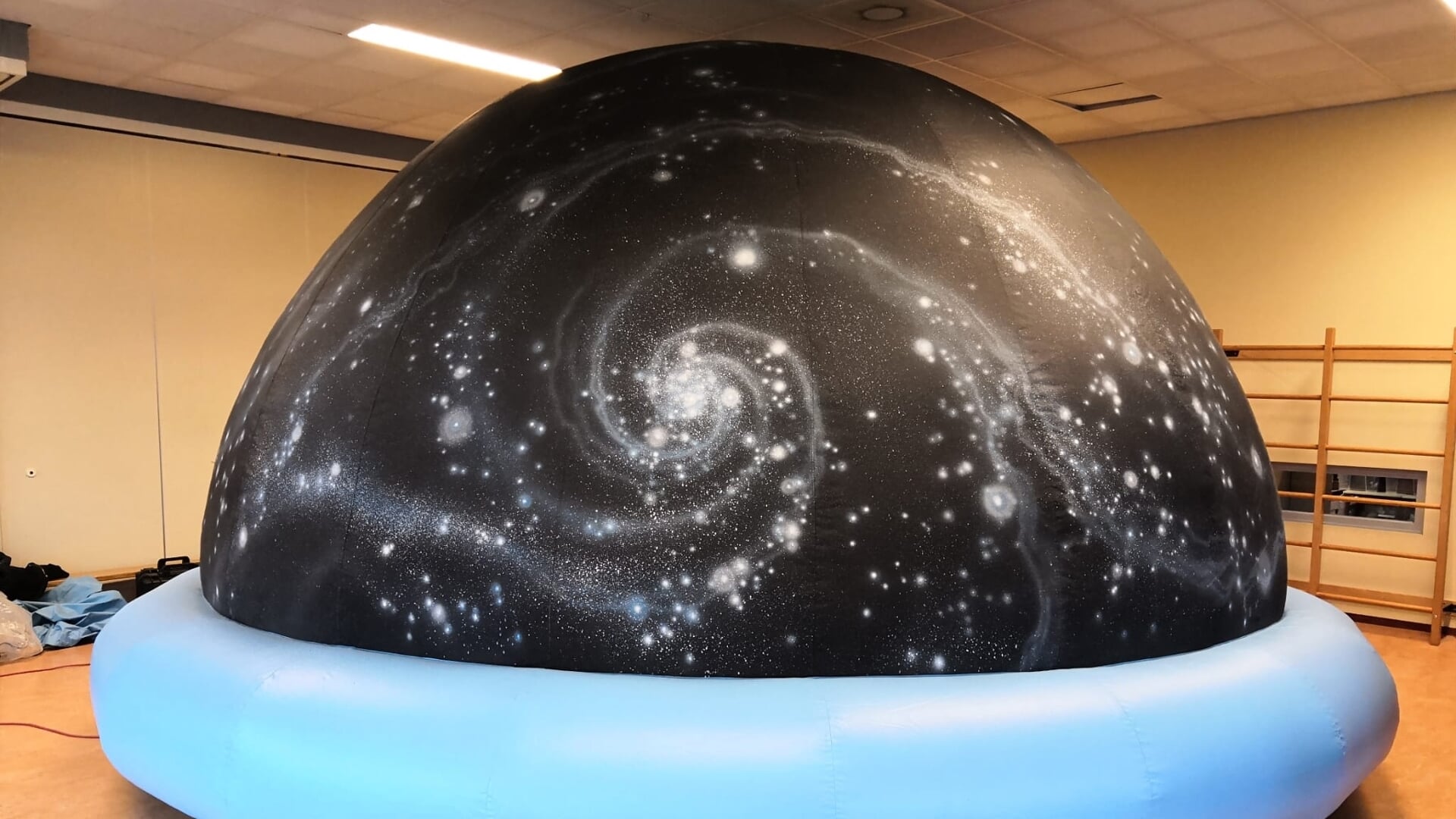 • De leerlingen kregen les in een opblaasbaar planetarium.
