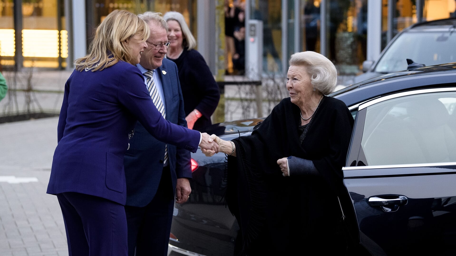 • Burgemeester Margreet van Driel verwelkomt Prinses Beatrix.