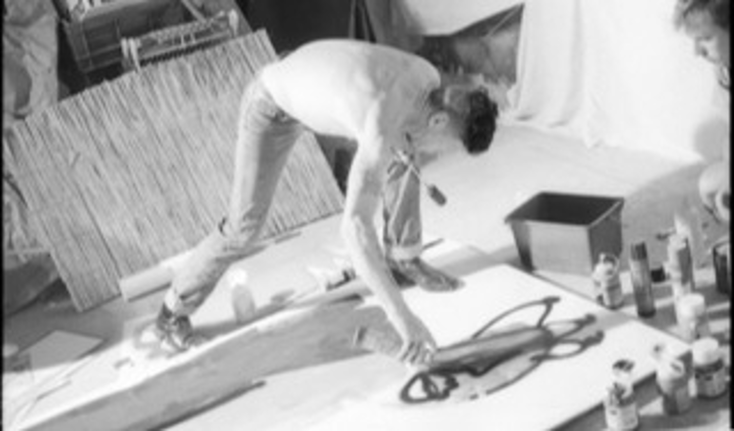 Herman Brood in de So What! tijdens het maken van de schilderijen.