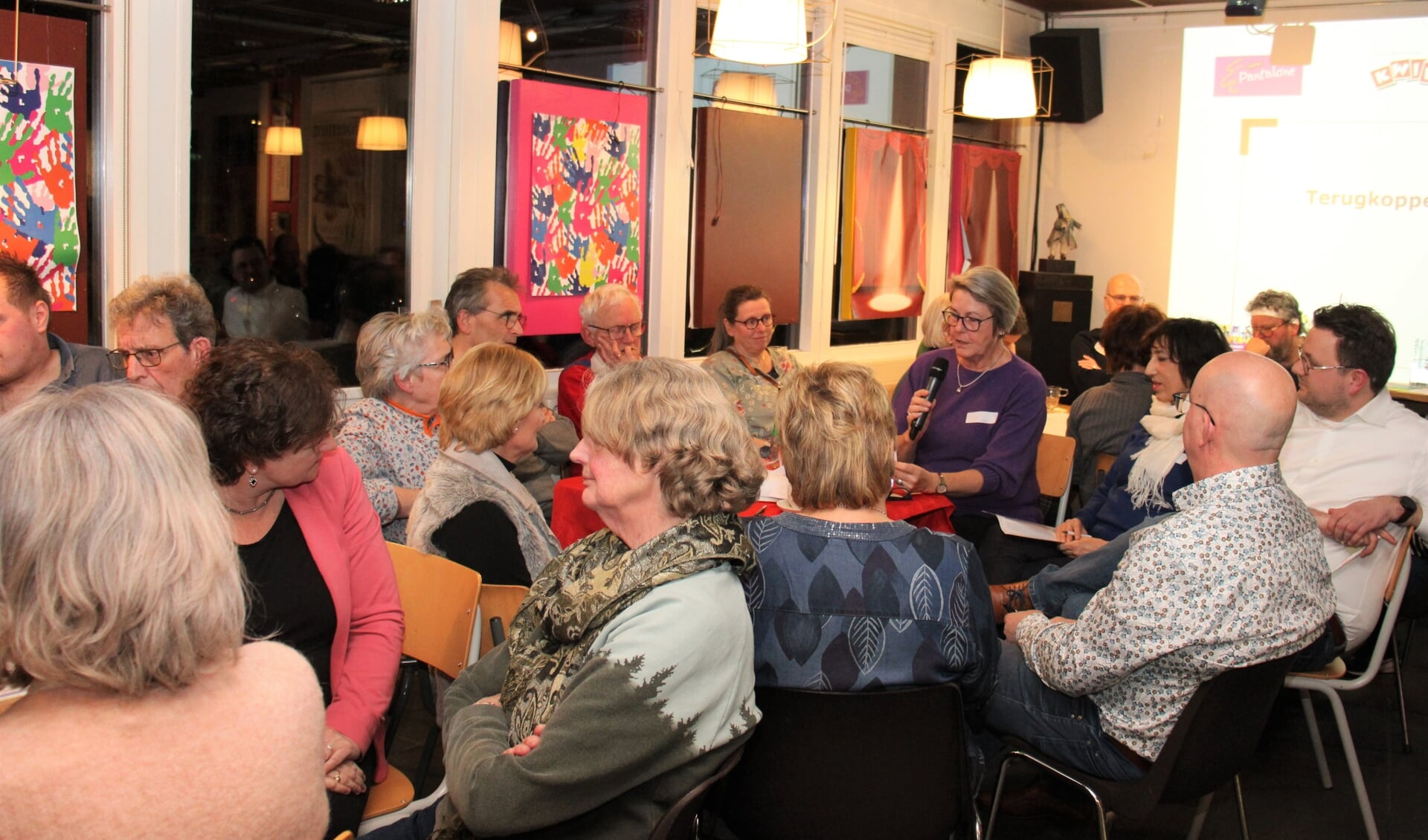 • In tafelgesprekken bespraken IJsselsteinse cultuurmakers verschillende ideeën. 