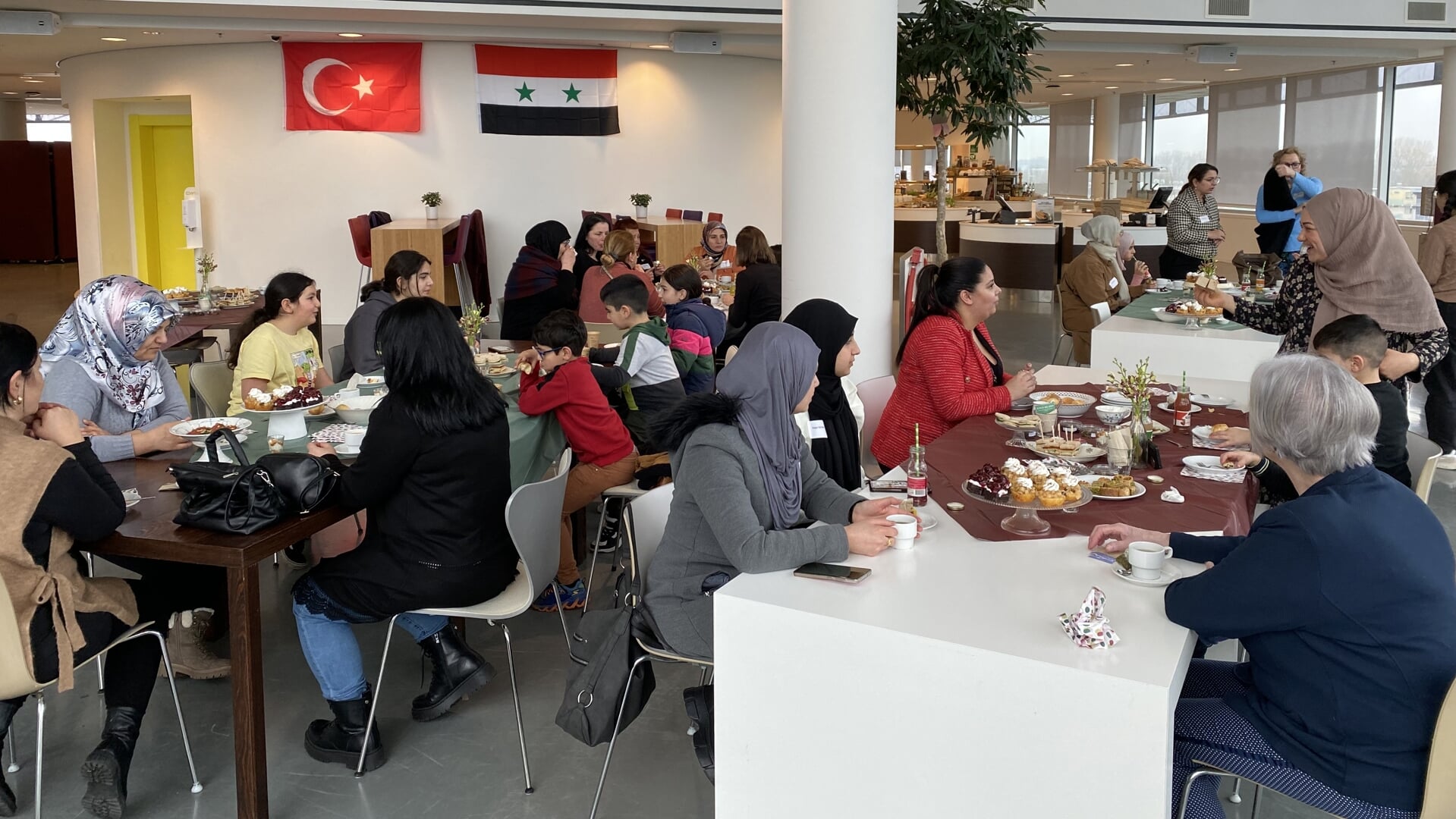 • Er waren zo'n 40 Turkse en Syrische vrouwen aanwezig bij de high tea in het Stadshuis.