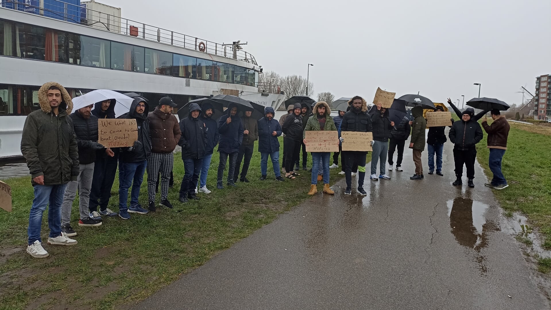 Bewoners van de asielboot protesteerden deze week.