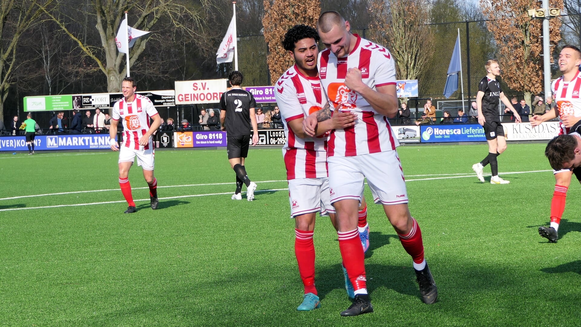 • SV Geinoord-speler Sem van Zwieten (r) na zijn goal tegen FC Breukelen.