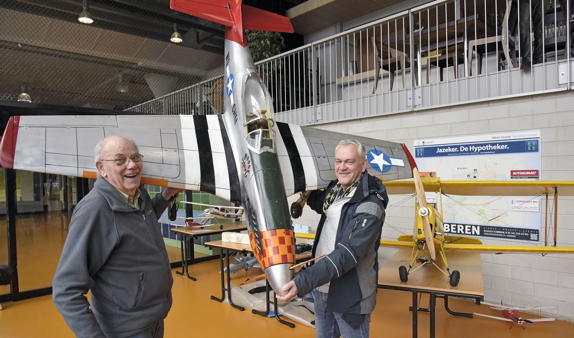 • In sporthal Snellerpoort werd zaterdag met modelvliegtuigen gevolgen. 