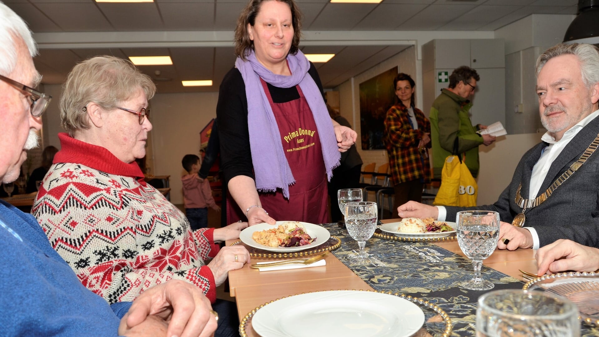 • De fractie van LijstvanderDoes en loco-burgemeester Ad de Regt kwamen vrijdag een hapje eten.