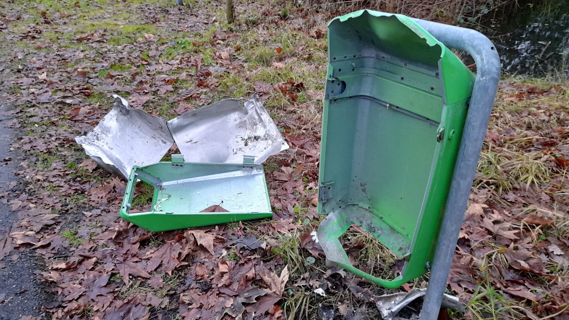 • Een vernielde prullenbak in een Nieuwegeins park.