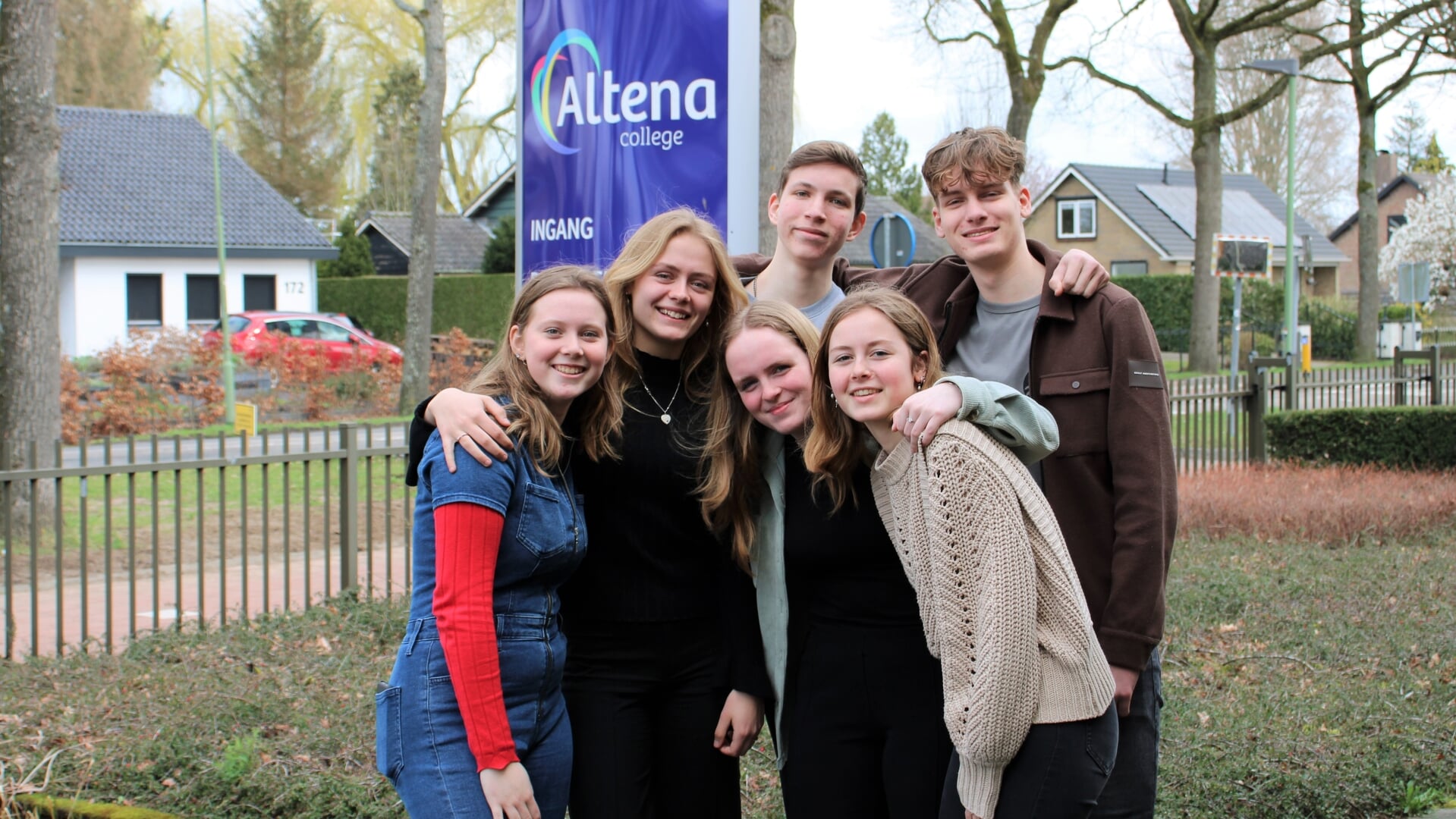 • De Zip Your Lip-commissie op het Altena College. Boaz ontbreekt.