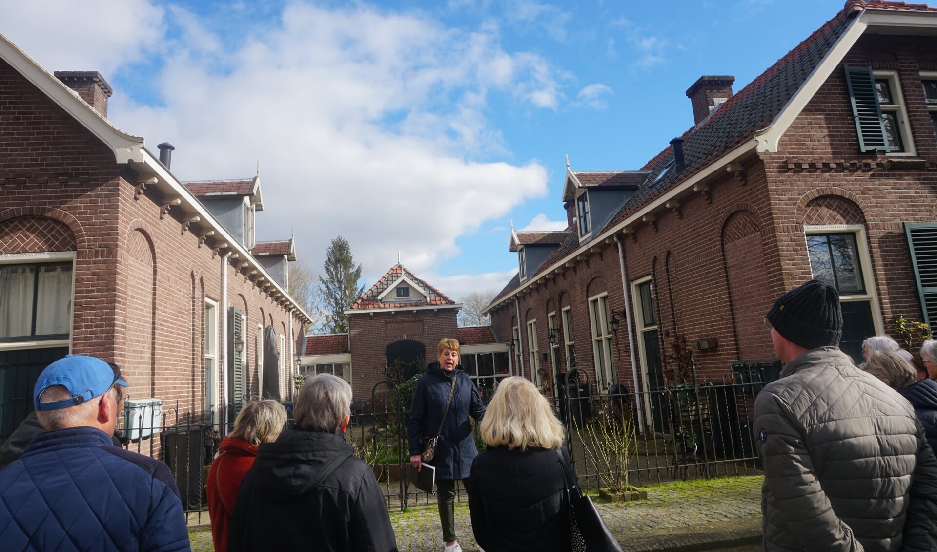 • Gids geeft uitleg bij het Elisabethshofje aan het Kerkveld in Jupthaas.