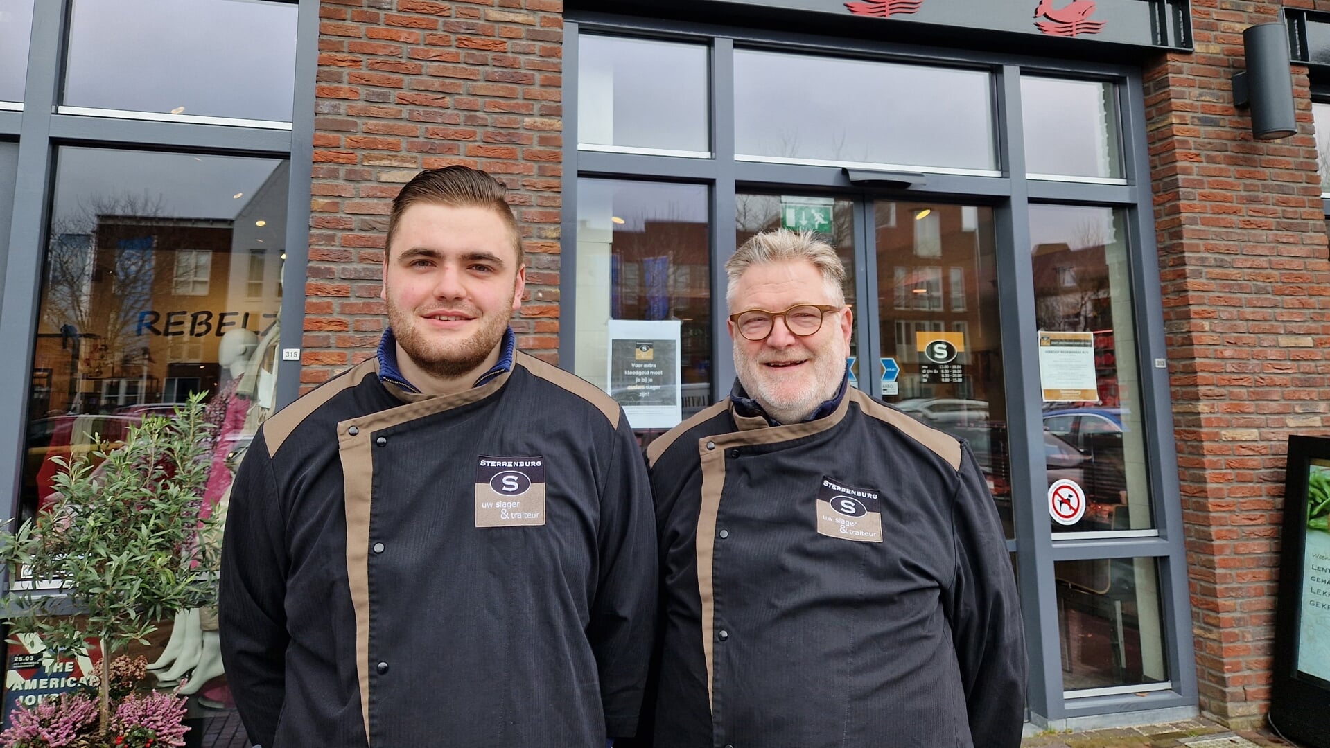 • Wout Sterrenburg samen met zoon Pim voor de slagerij in Krimpen aan de Lek.
