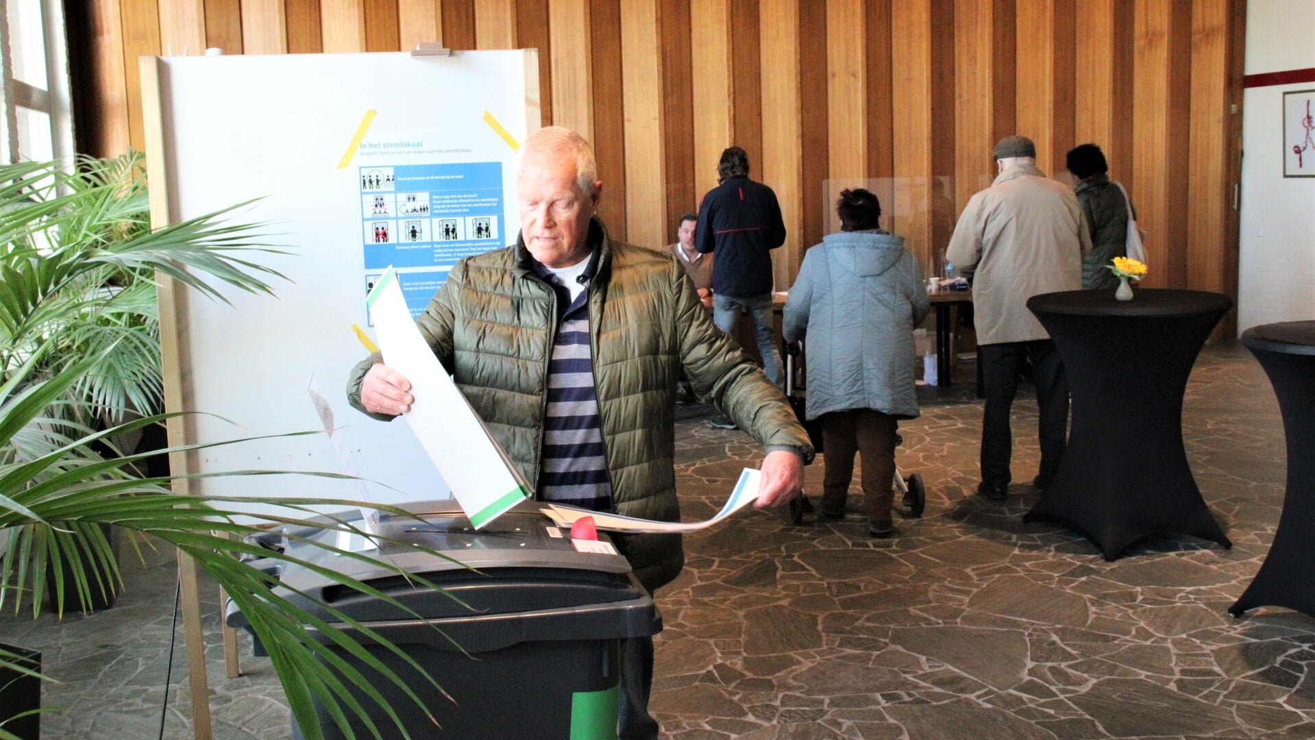 • Het stembureau in de Bethlehemkerk in Papendrecht.