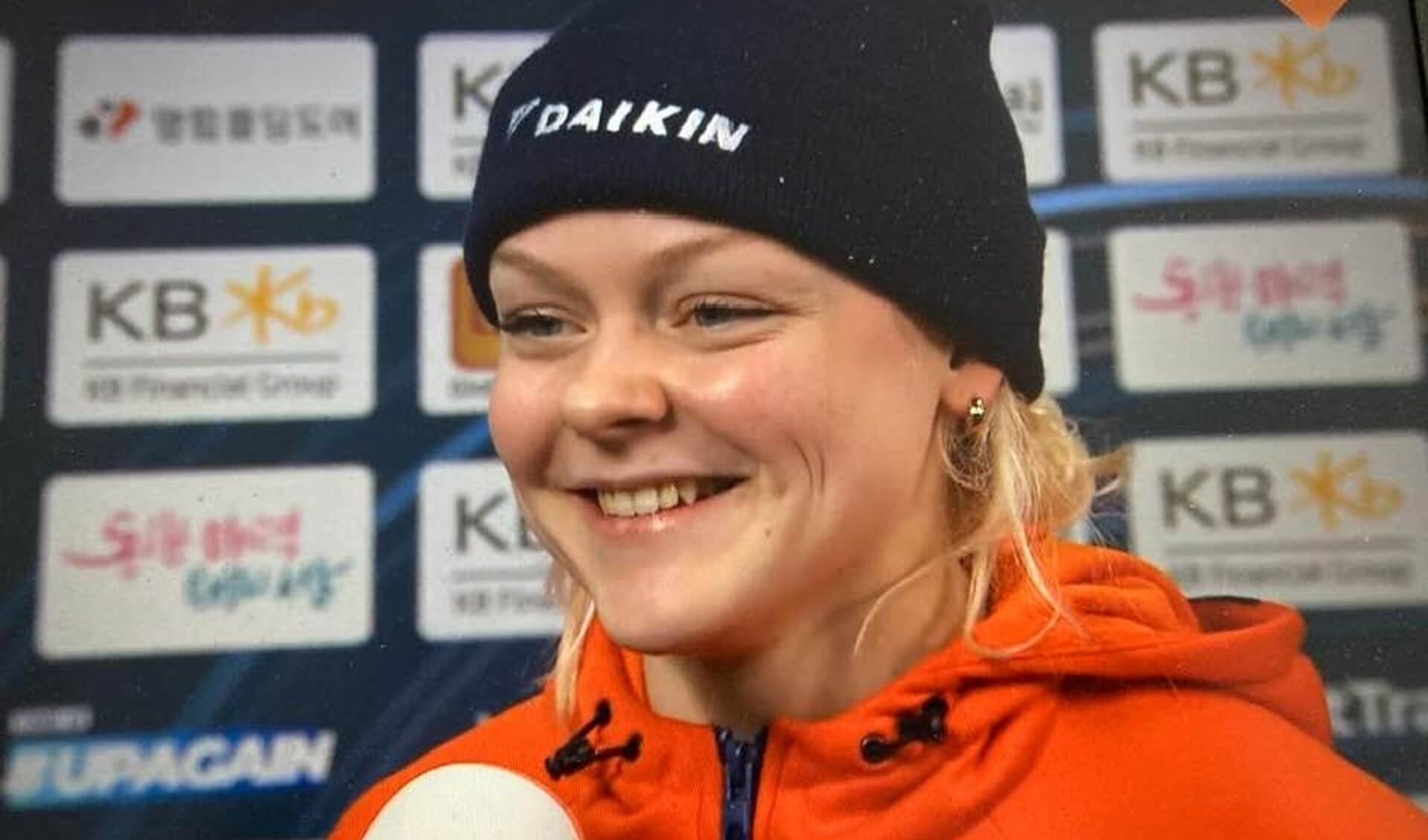Xandra Velzeboer na de gewonnen gouden medaille op de relaynummers voor de microfoon van de NOS