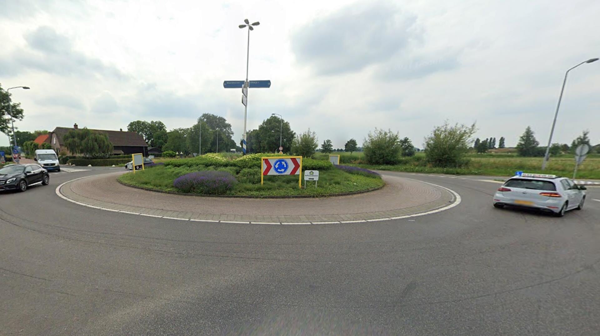 • De rotonde tussen Uitwijk en Waardhuizen.