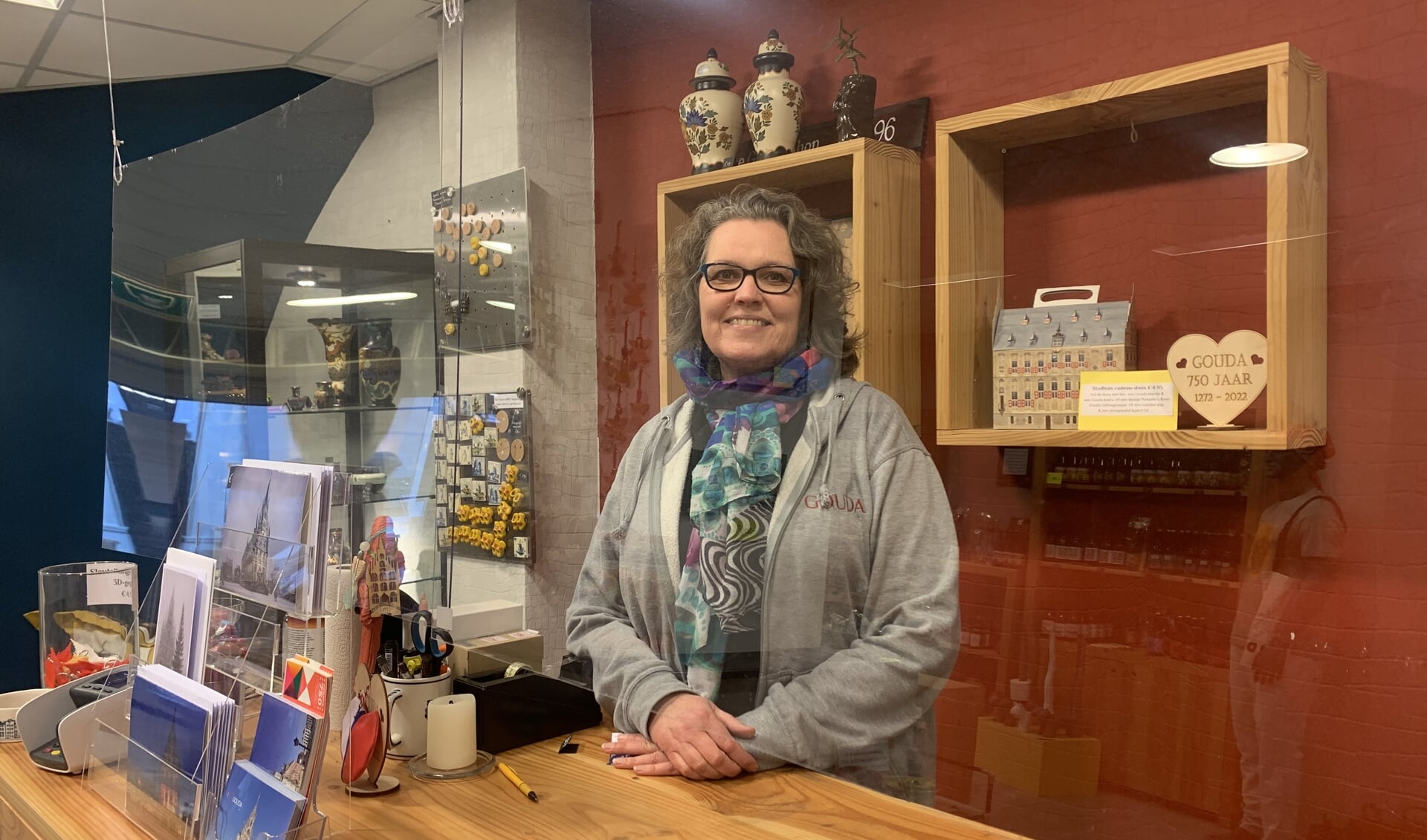 Tessa voor de kassa van haar winkel The Gouda Shop. Op 22 april 2023 is de laatste dag, daarna zal de winkel online verder gaan.