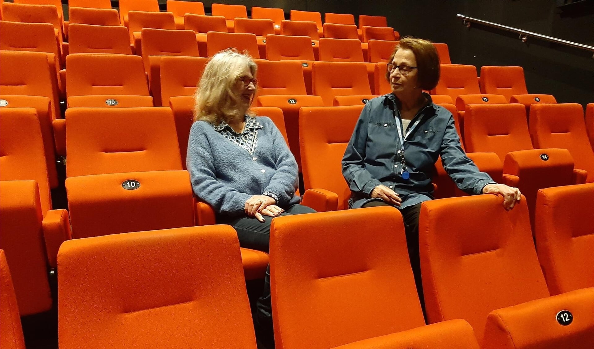 • Annette Horvers en Ineke Kalisvaart in de filmzaal van de Pluk. 