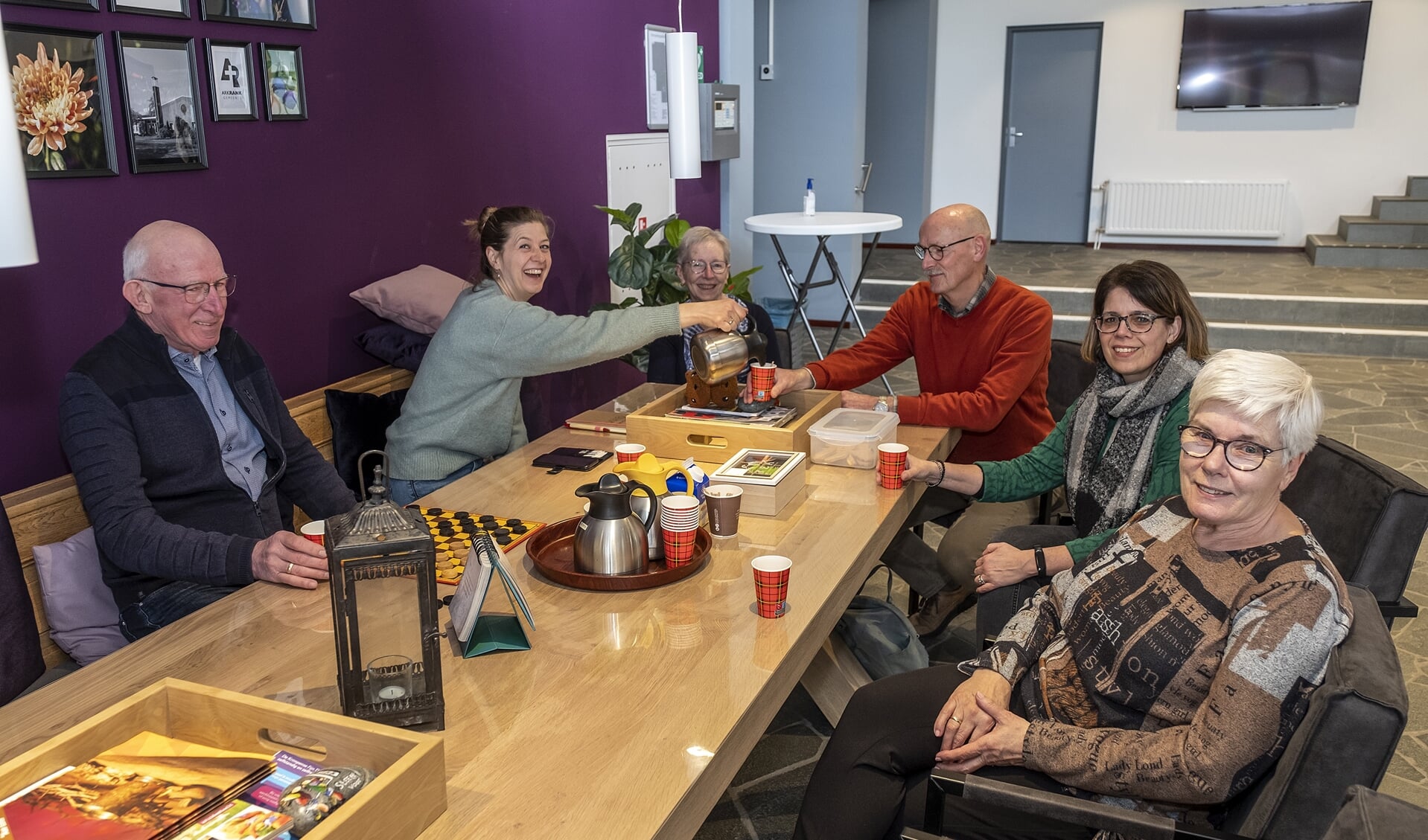 • Een aantal vrijwilligers van @Home aan de koffietafel in de Fonteinkerk.