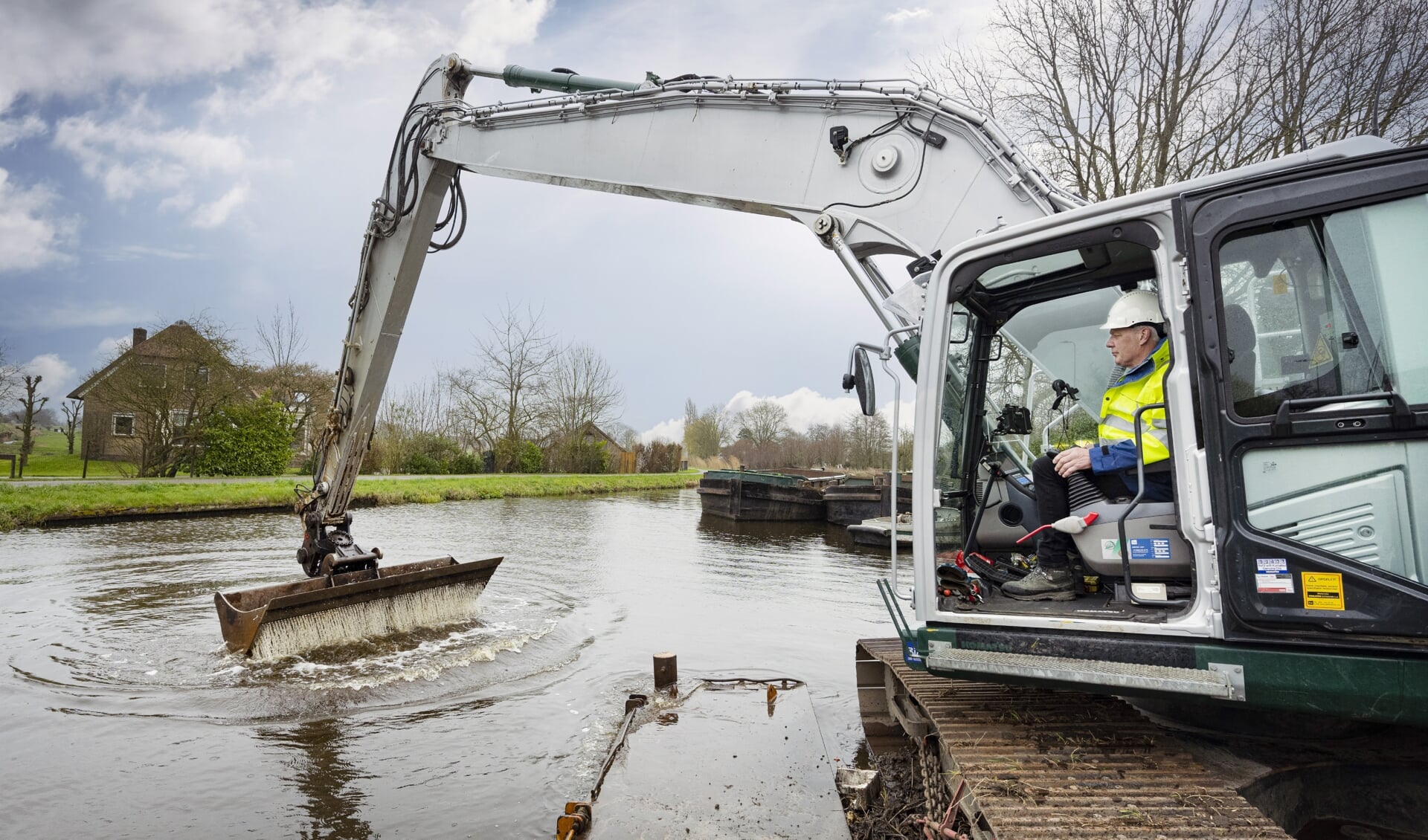 • Hoogheemraad Bert de Groot haalde zelf de laatste schep uit het water.