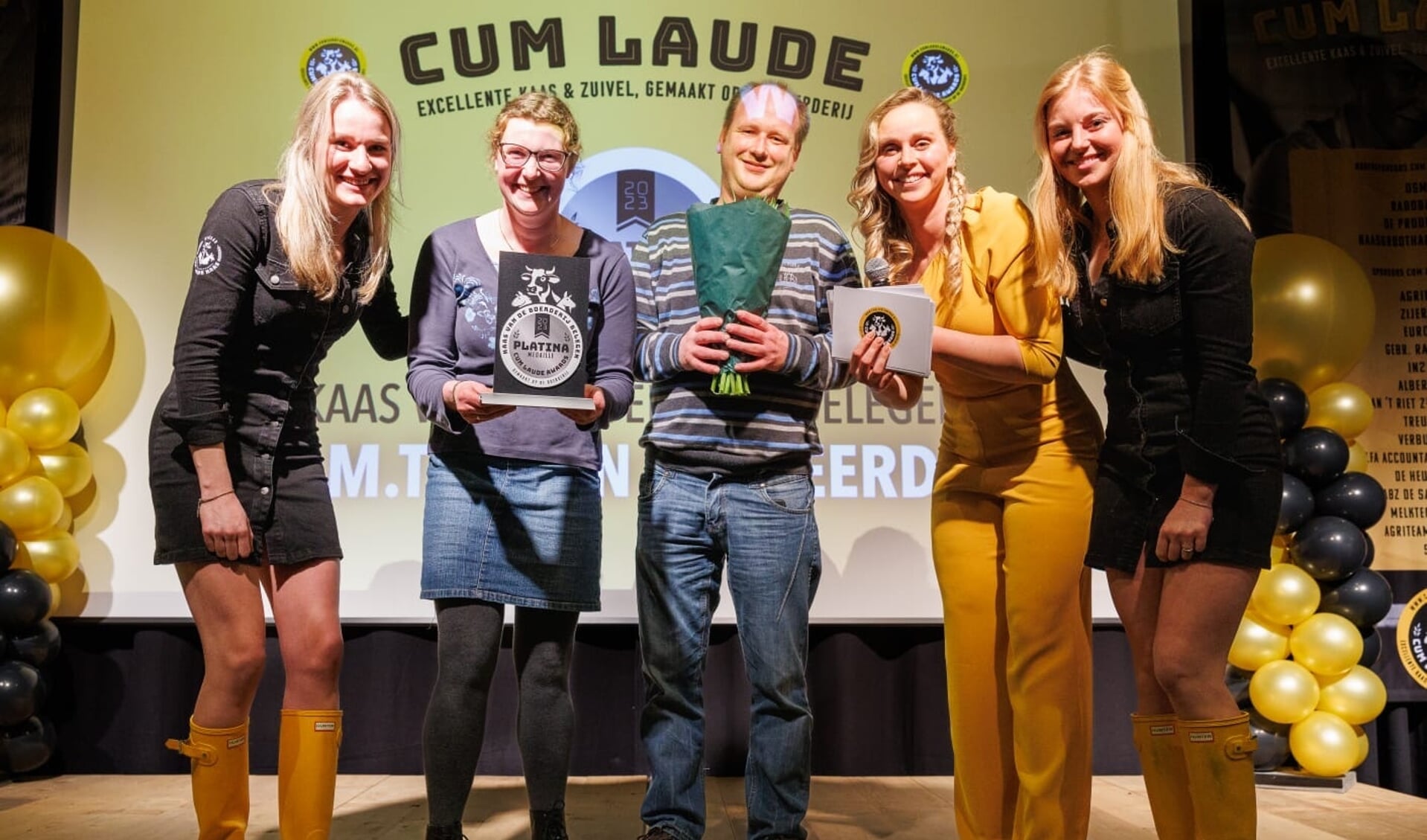 • Janita (met award) en Gerben (met bloemen) tijdens de uitreiking van de Cum Laude Awards.