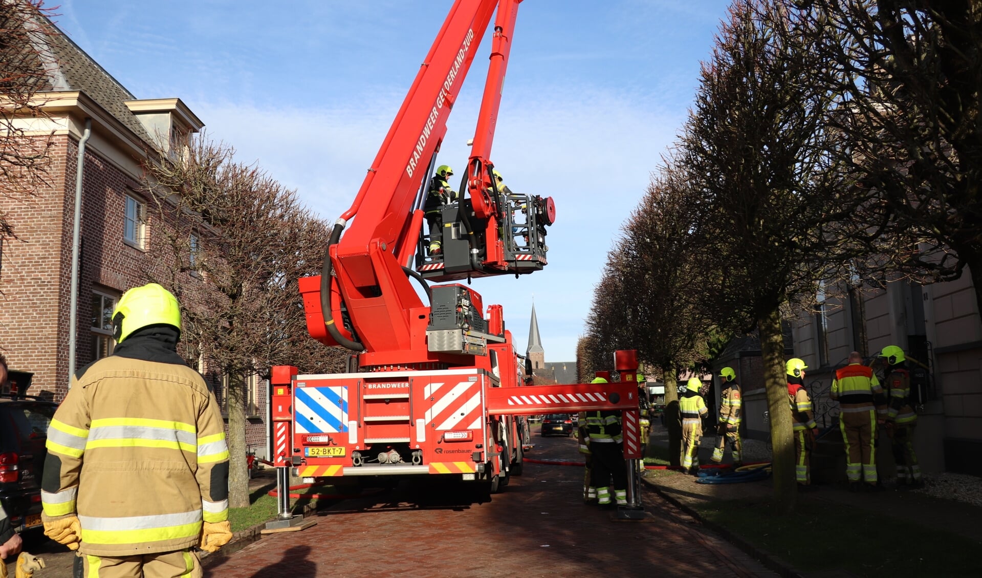 • Hoogwerker van de brandweer Waardenburg is ter plaatse in Beesd. 