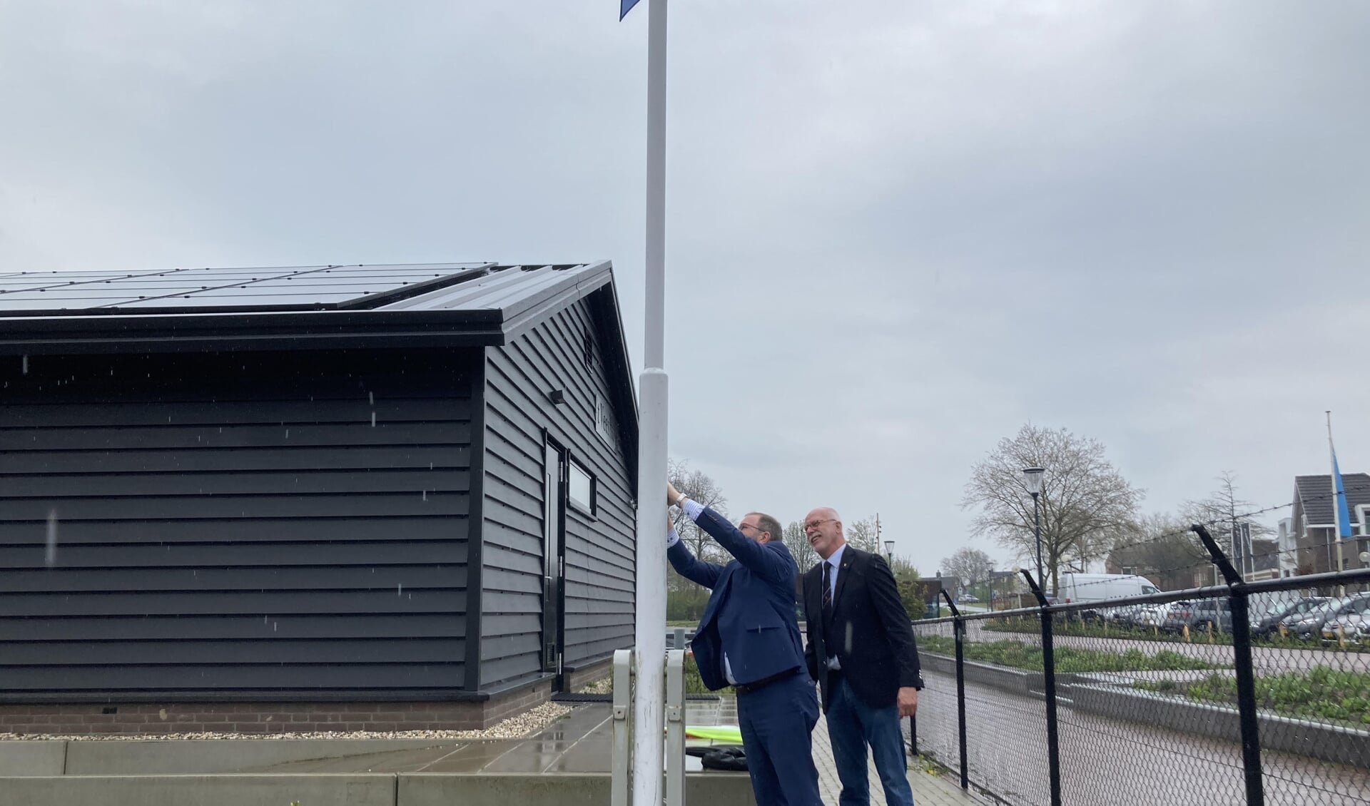 • Burgemeester Stoop hijst met Piet Vastenhout de vlag bij de vernieuwde jachthaven. 