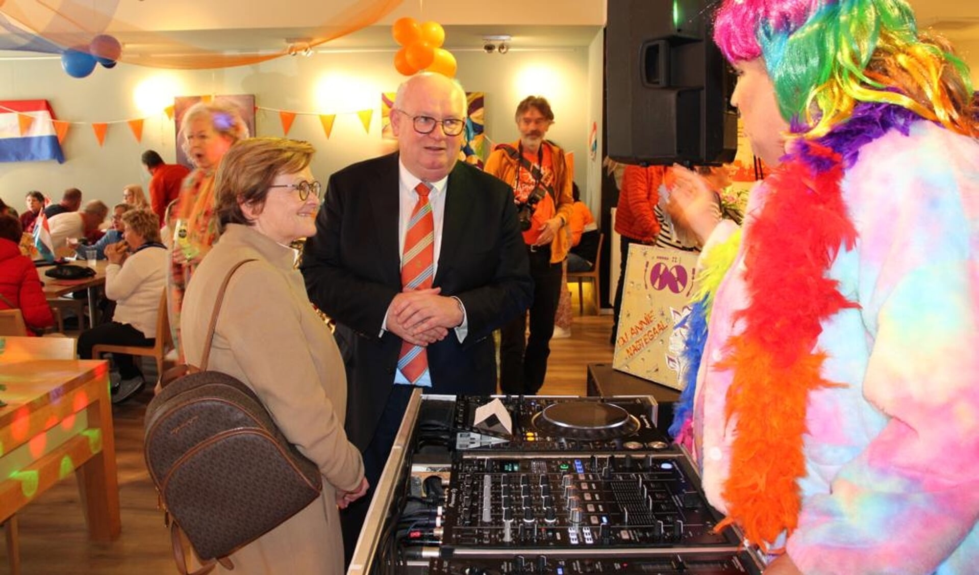 • Burgemeester Backhuijs bezoekt het Oranjefeest op Buurtplein Batau.