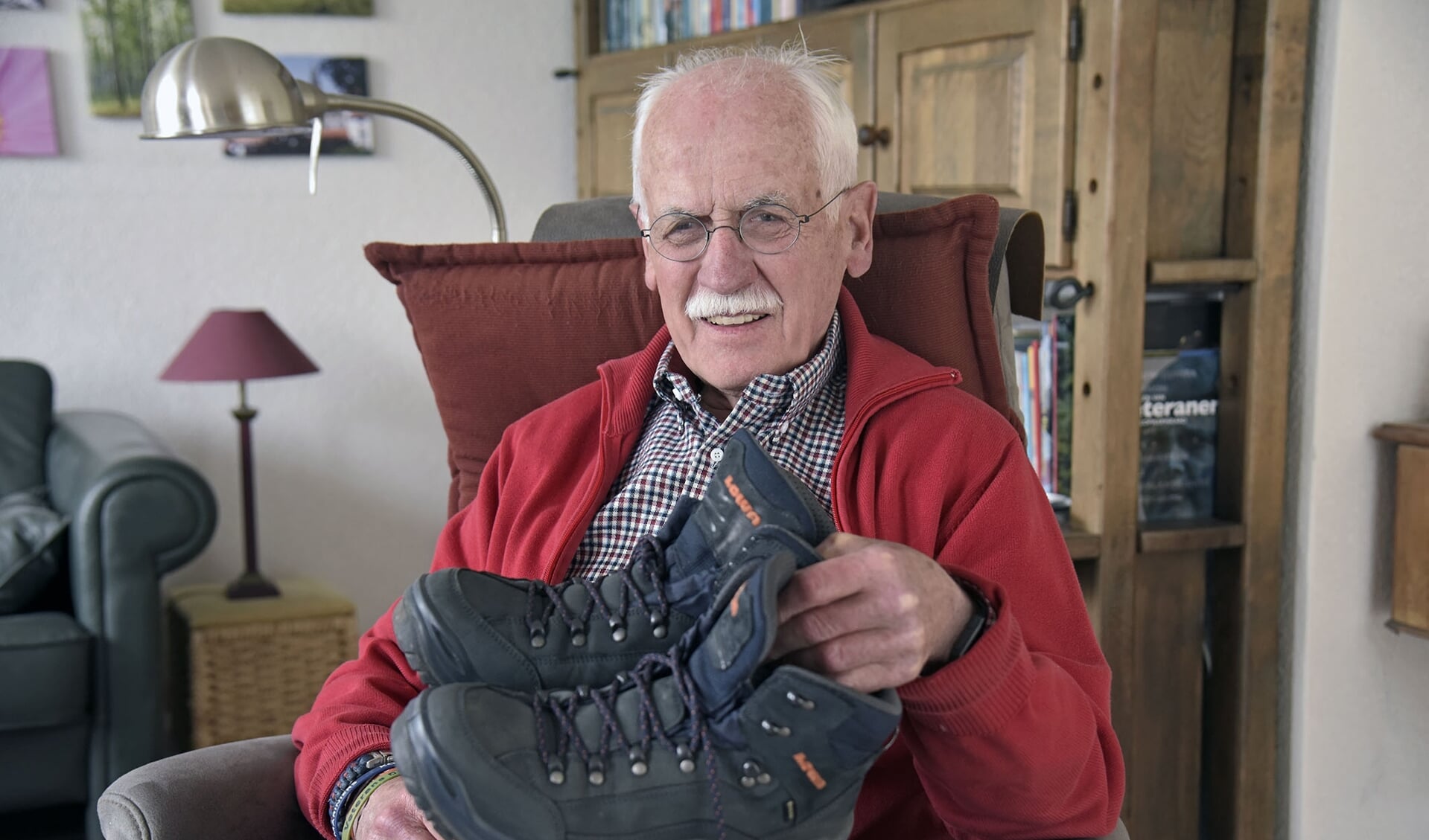• Jan van Os (88) met zijn schoenen waarmee hij een rondje IJsselmeer gaat lopen. 