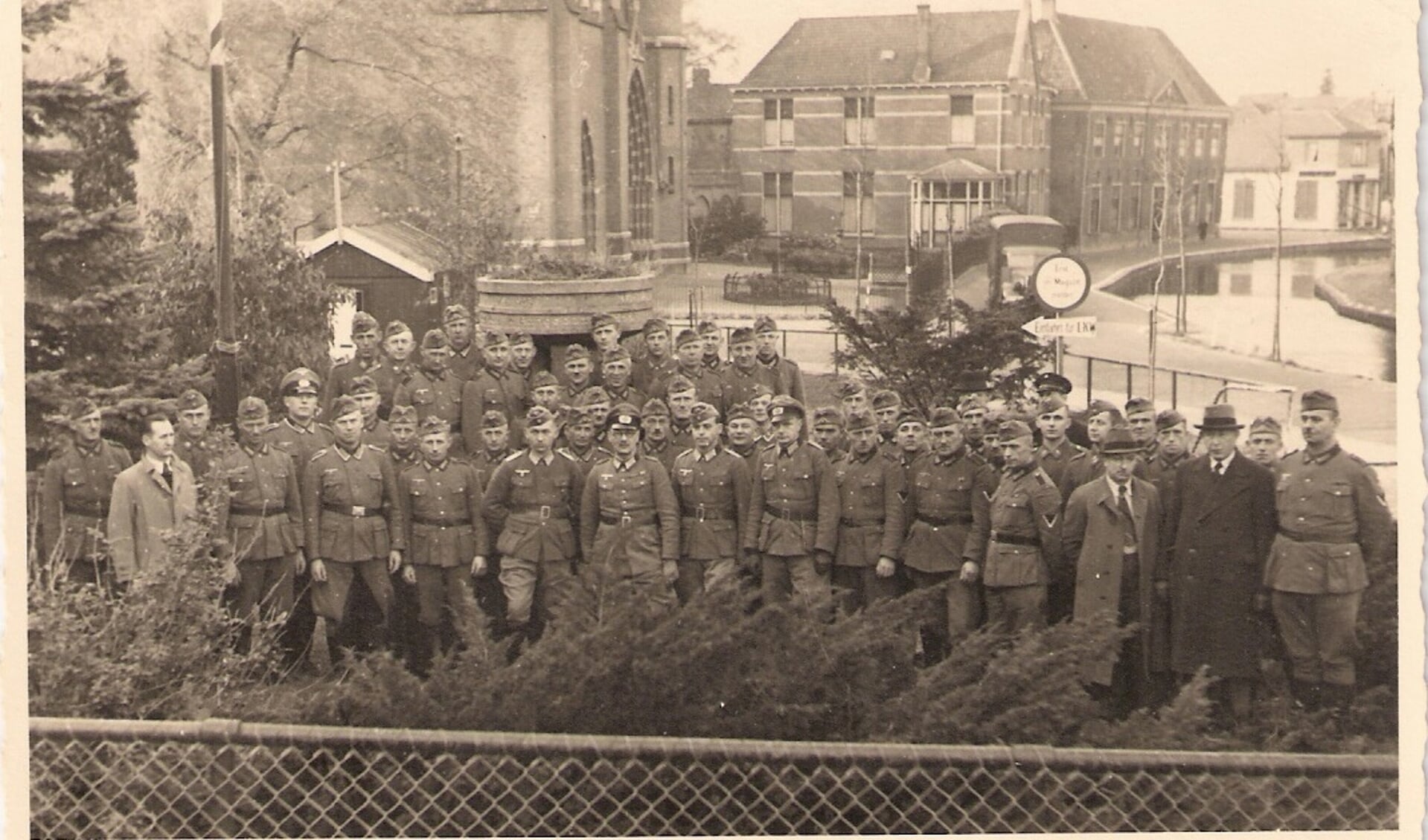 • Duitse militairen die zich lieten fotograferen in het centrum van Woerden.