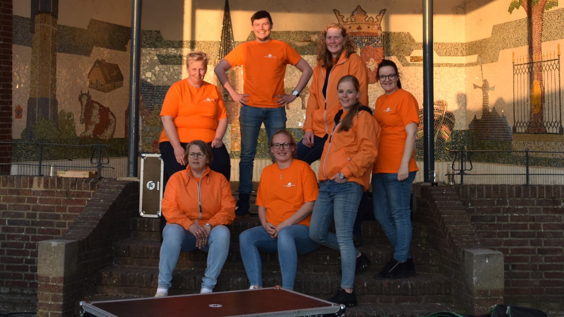 • Het Oranjecomité: Greet, Nathan, Hanny, Magdaleen, Maayke, Karin en Roxane (Sander ontbreekt).