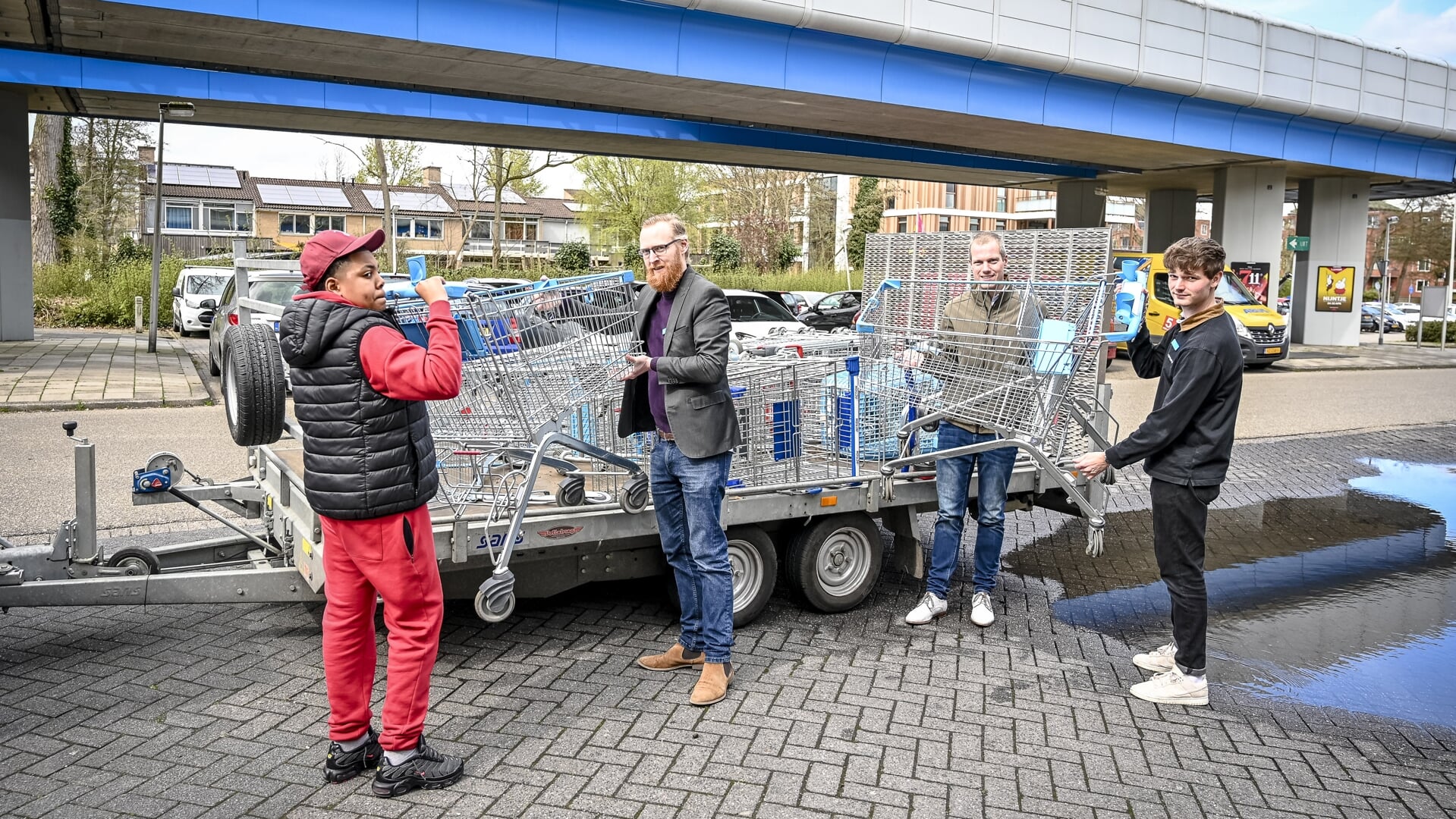 • Winkelwagens terug naar supermarkt, met links op de foto Ian.