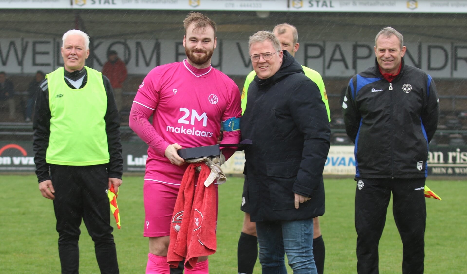 • Voorzitter Hans Jonker met Roy Rijntjes.