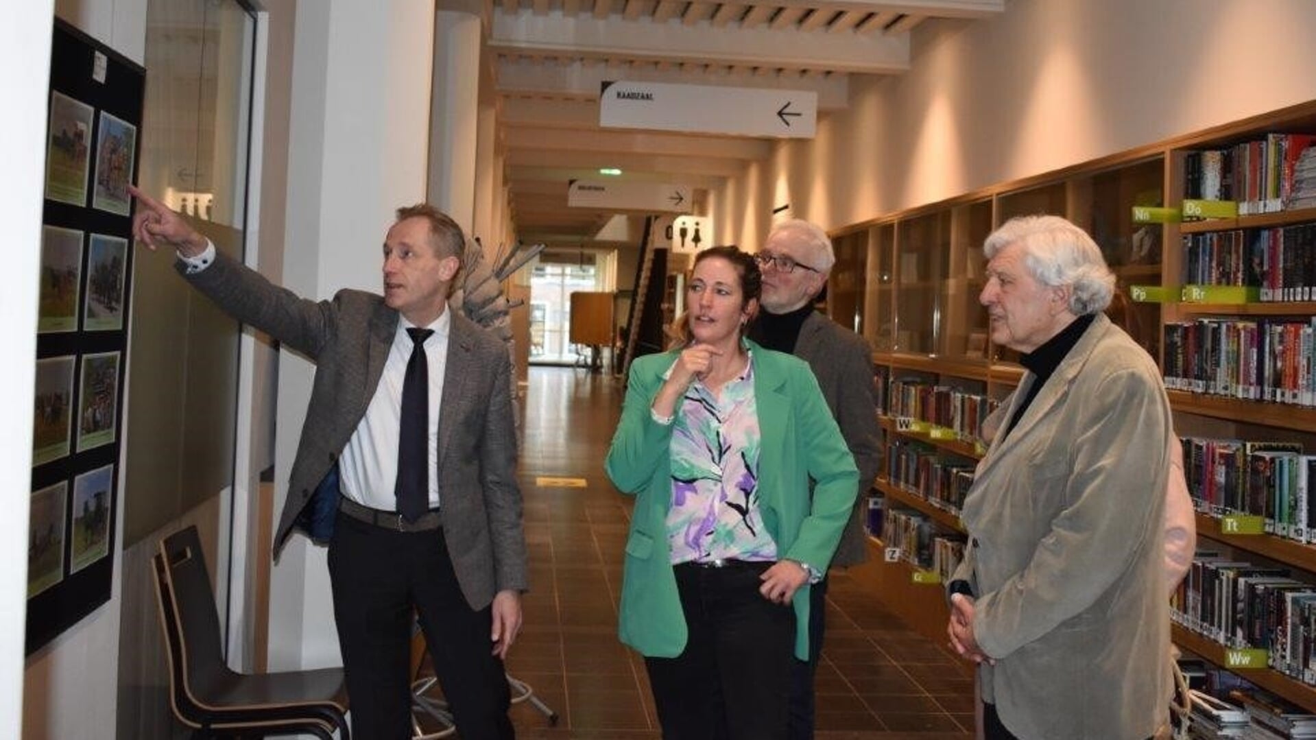 • Burgemeester Jan Willem Boersma (links) bekijkt de foto's.