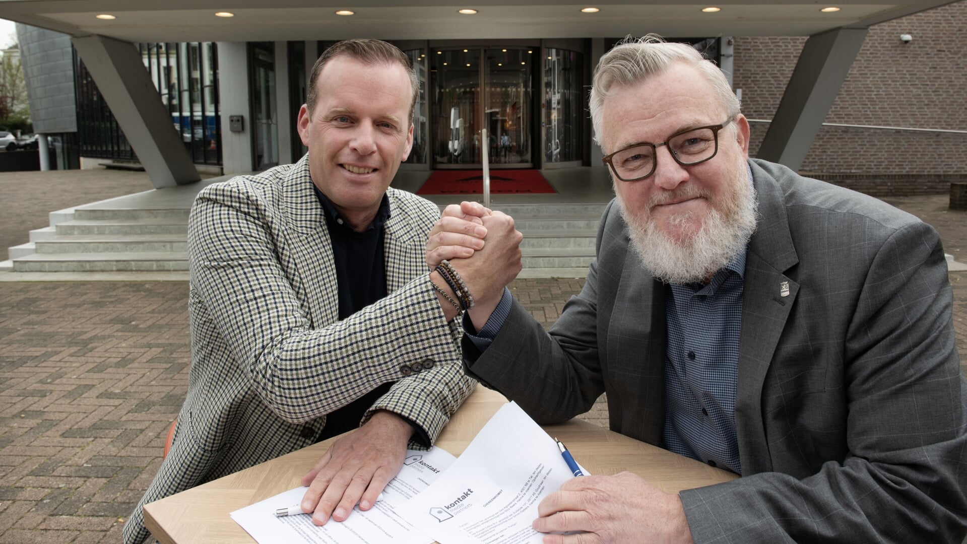 • Simon Gijsbers (links), commercieel manager Kontakt Mediapartners en Nico Baars, directeur Cultuurbedrijf Tiel, zijn blij met de samenwerking.